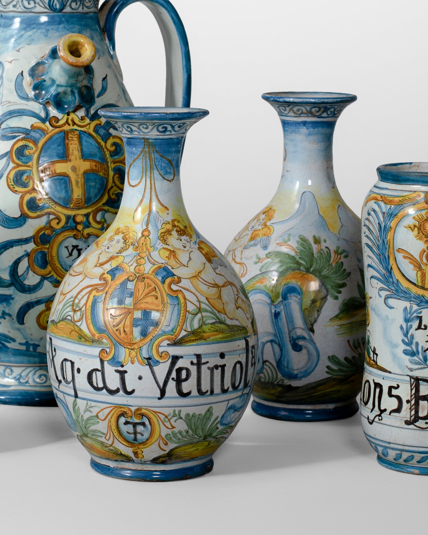 ENSEMBLE DE POTS D’APOTHICAIRE EN FAÏENCE POLYCHROME ITALIENNE, XVIIIᵉ SIÈCLE