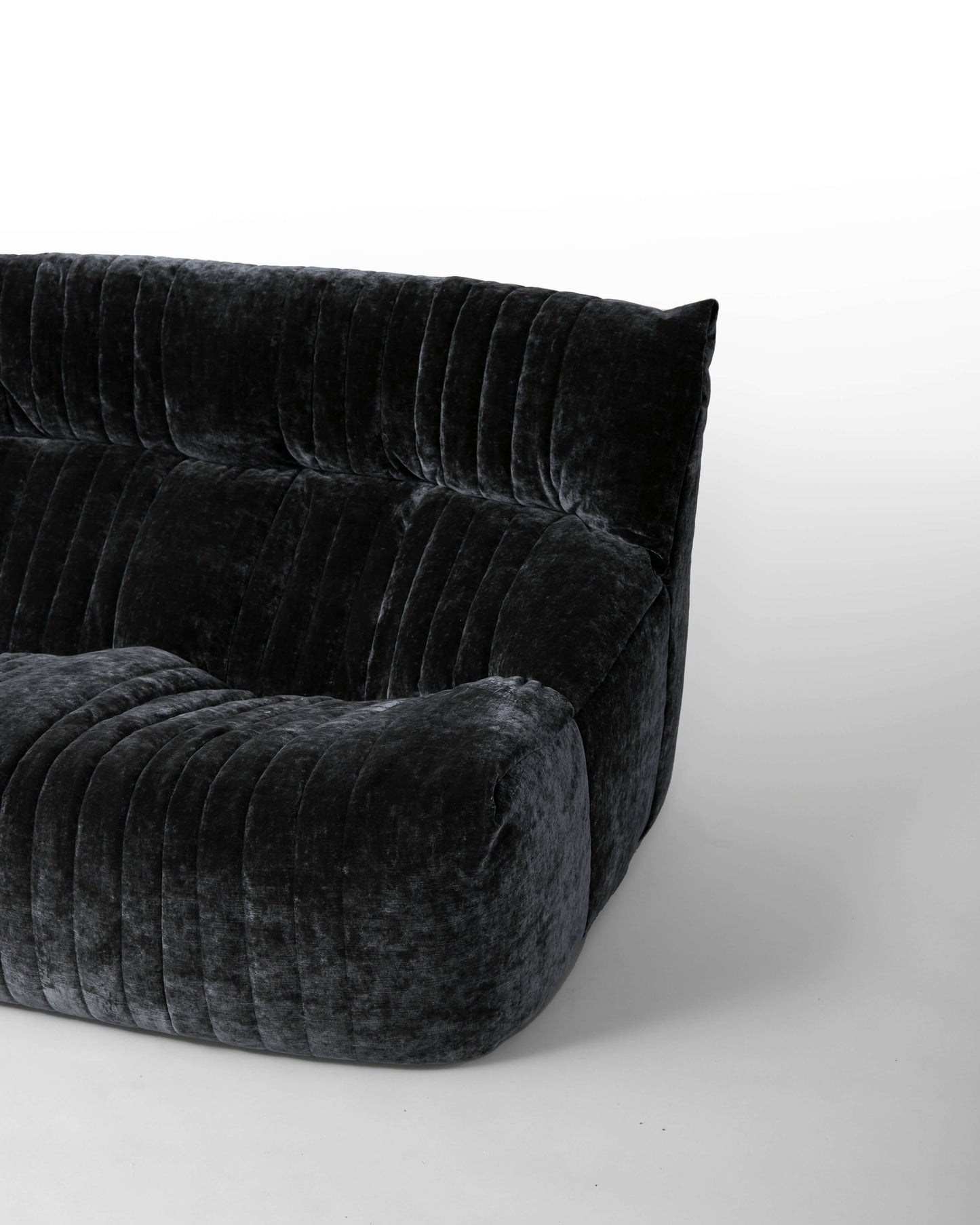Aralia Ligne Roset – Canapé vintage en velours vert par Michel Ducaroy, design iconique des années 1980.
