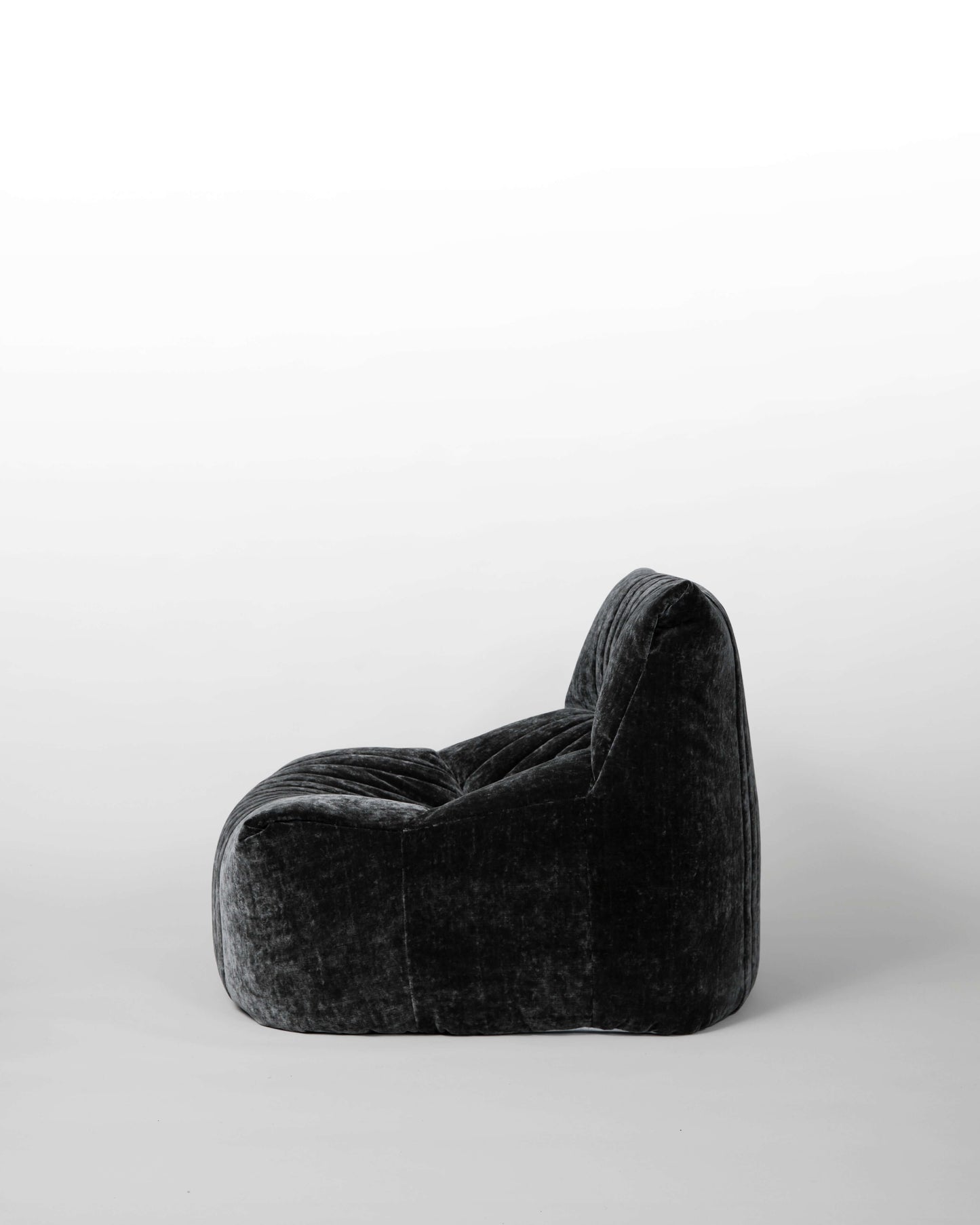 Aralia Ligne Roset – Fauteuil vintage en velours gris anthracite par Michel Ducaroy, design iconique des années 1980.