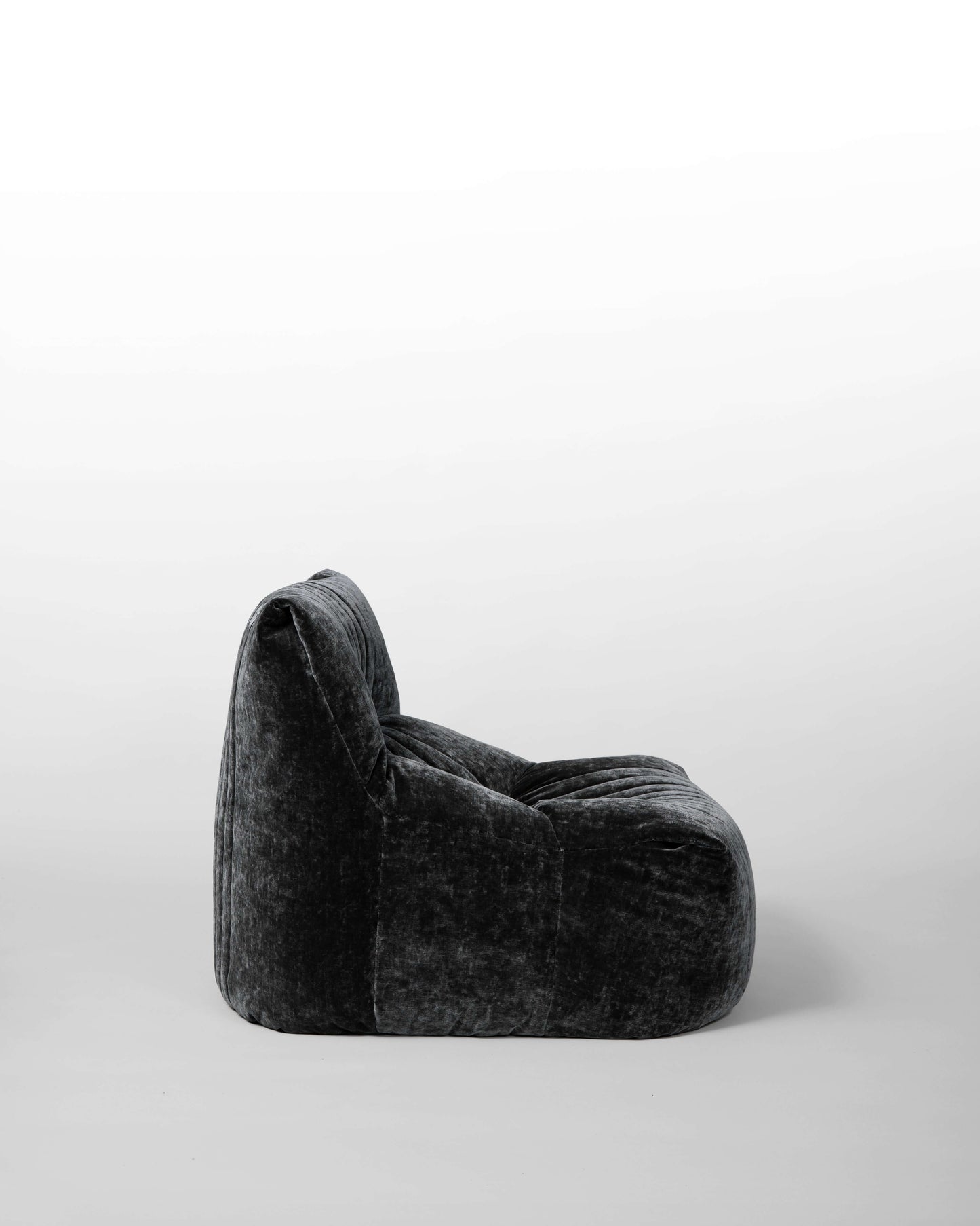 Aralia Ligne Roset – Fauteuil vintage en velours gris anthracite par Michel Ducaroy, design iconique des années 1980.
