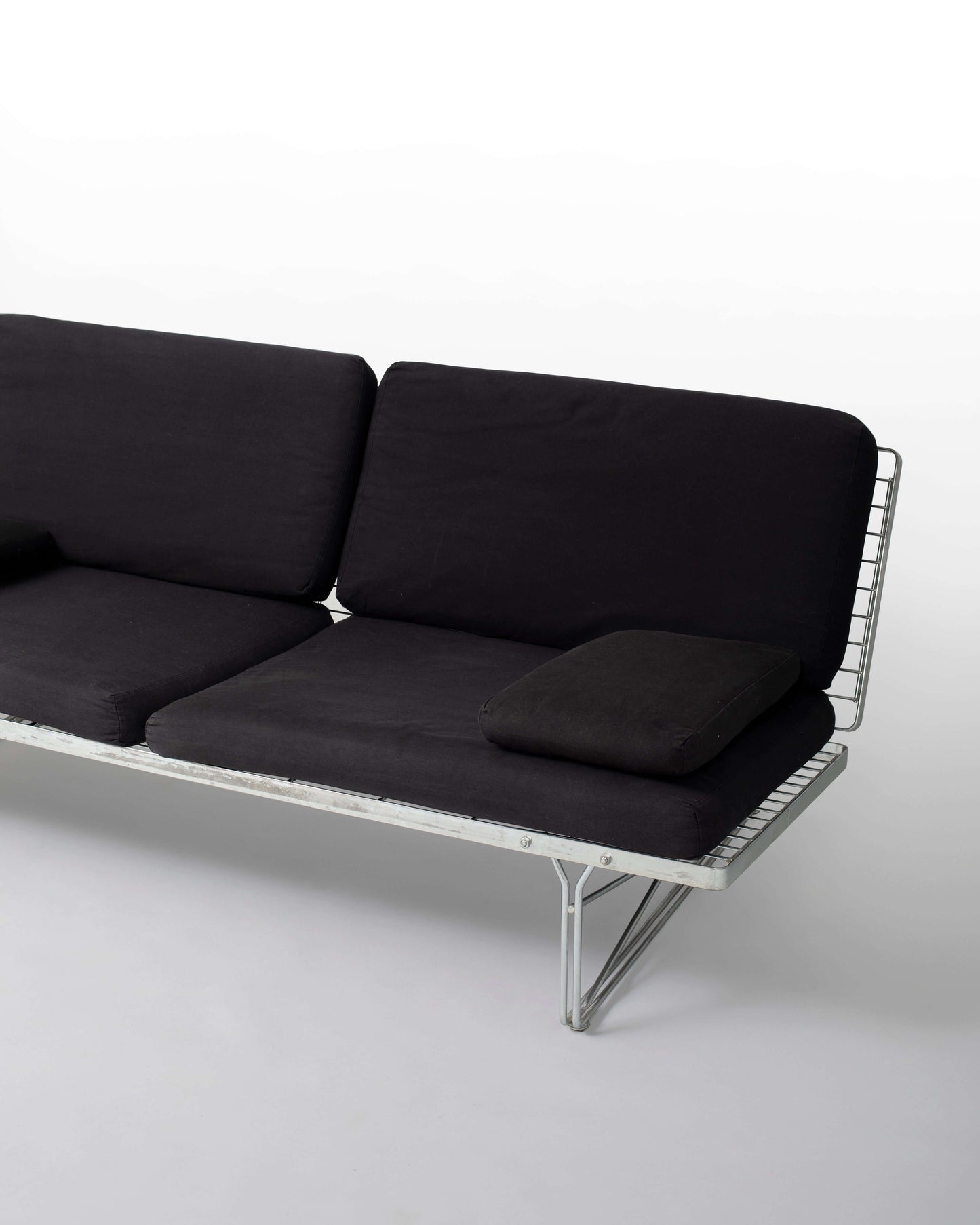 Moment IKEA – Canapé vintage en acier galvanisé noir par Niels Gammelgaard, design iconique des années 1980.