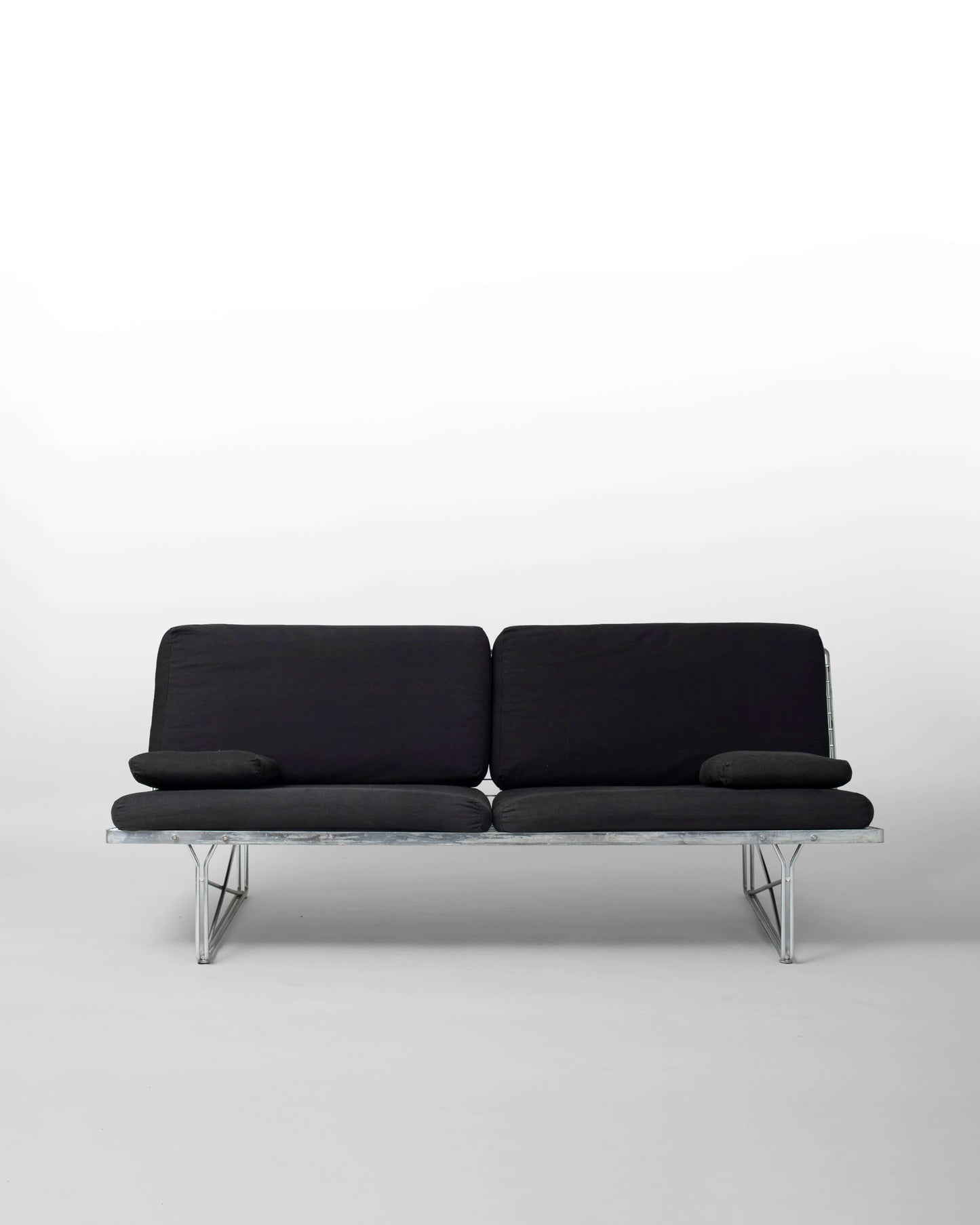 Moment IKEA – Canapé vintage en acier galvanisé noir par Niels Gammelgaard, design iconique des années 1980.