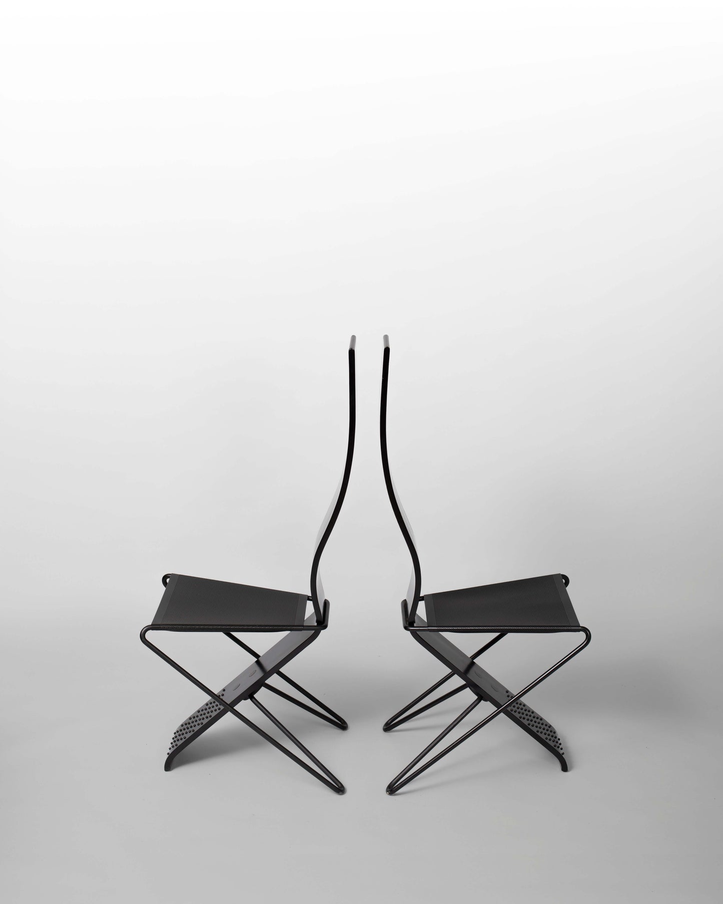 Pietro Arosio – Paire de chaises post-moderne en métal et bois noir. Design iconique des années 1980.