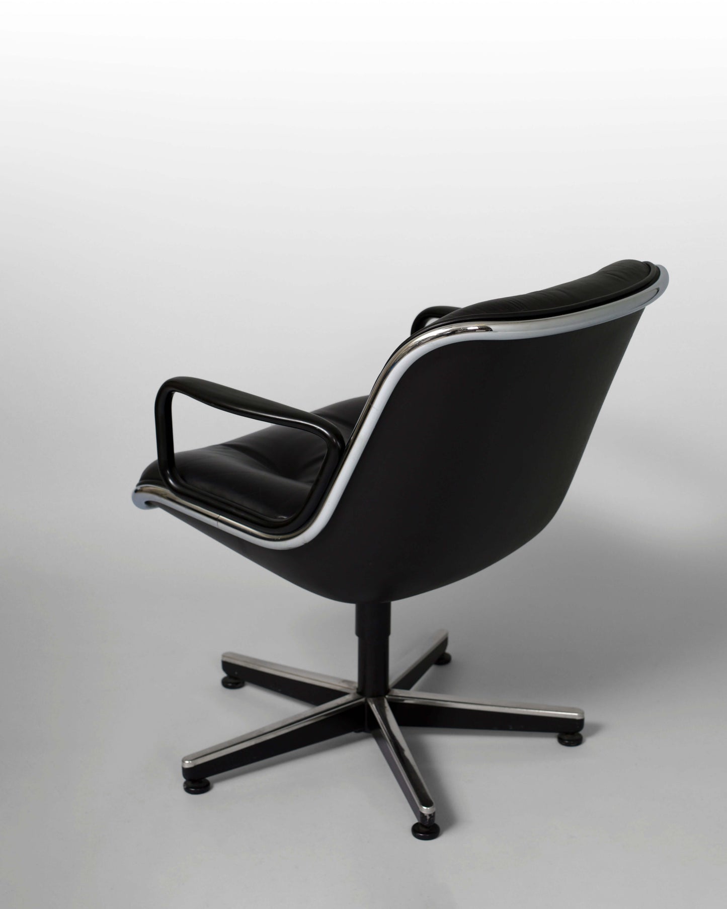 Fauteuil Charles Pollock – Executive Chair pour Knoll. Fauteuil vintage en cuir noir, design iconique des années 1960.