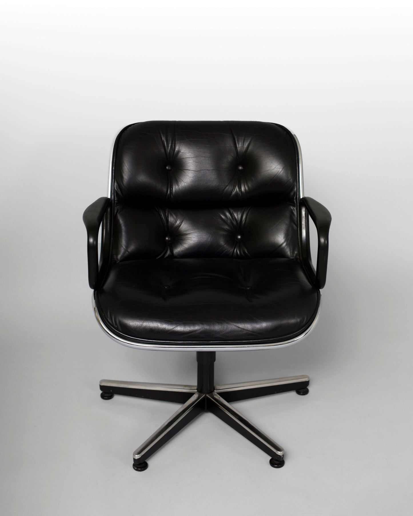 Fauteuil Charles Pollock – Executive Chair pour Knoll. Fauteuil vintage en cuir noir, design iconique des années 1960.