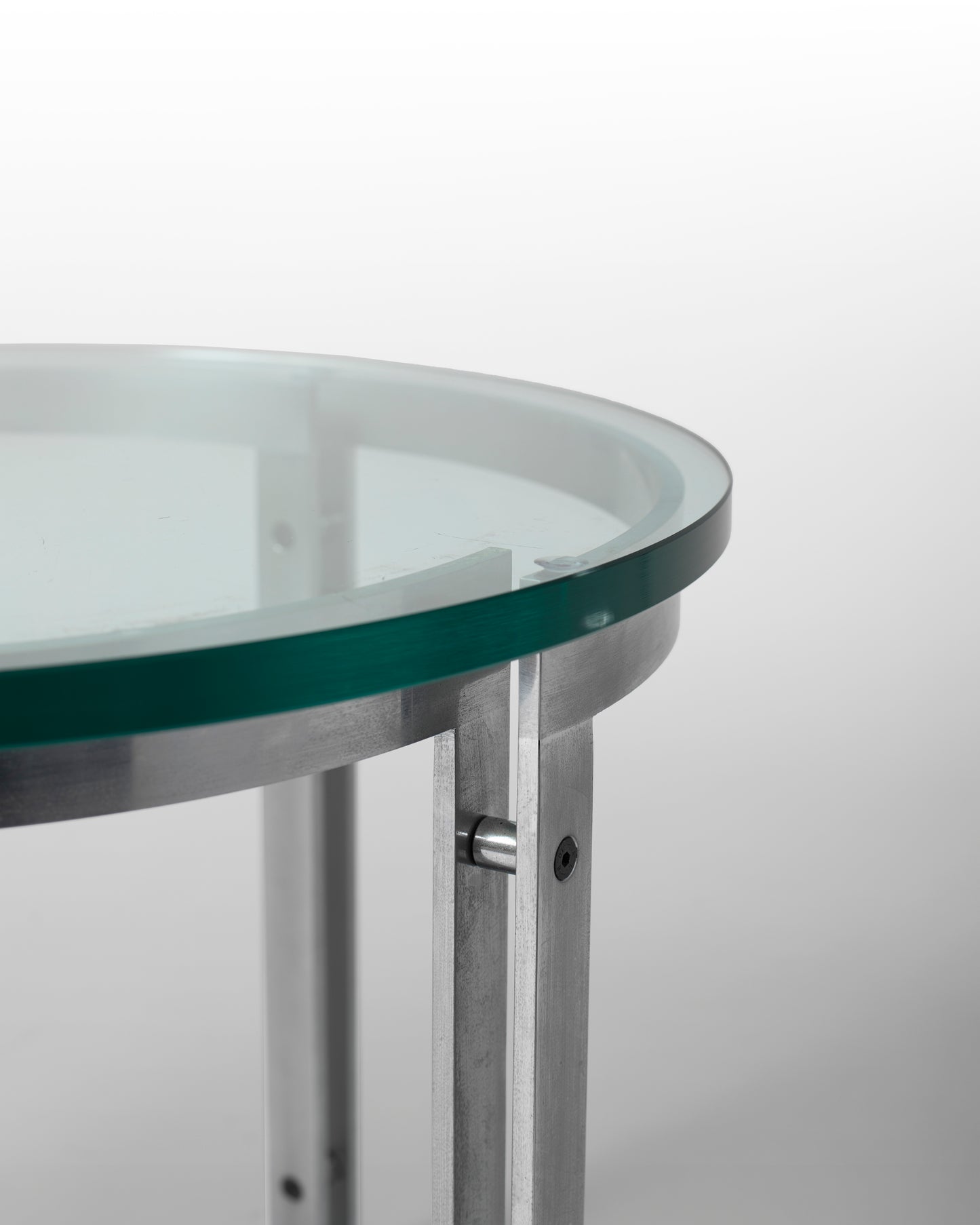 M1 Hank Kwint – Table d'appoint ronde vintage en verre et métal, éditée par Metaform. Design iconique des années 1980