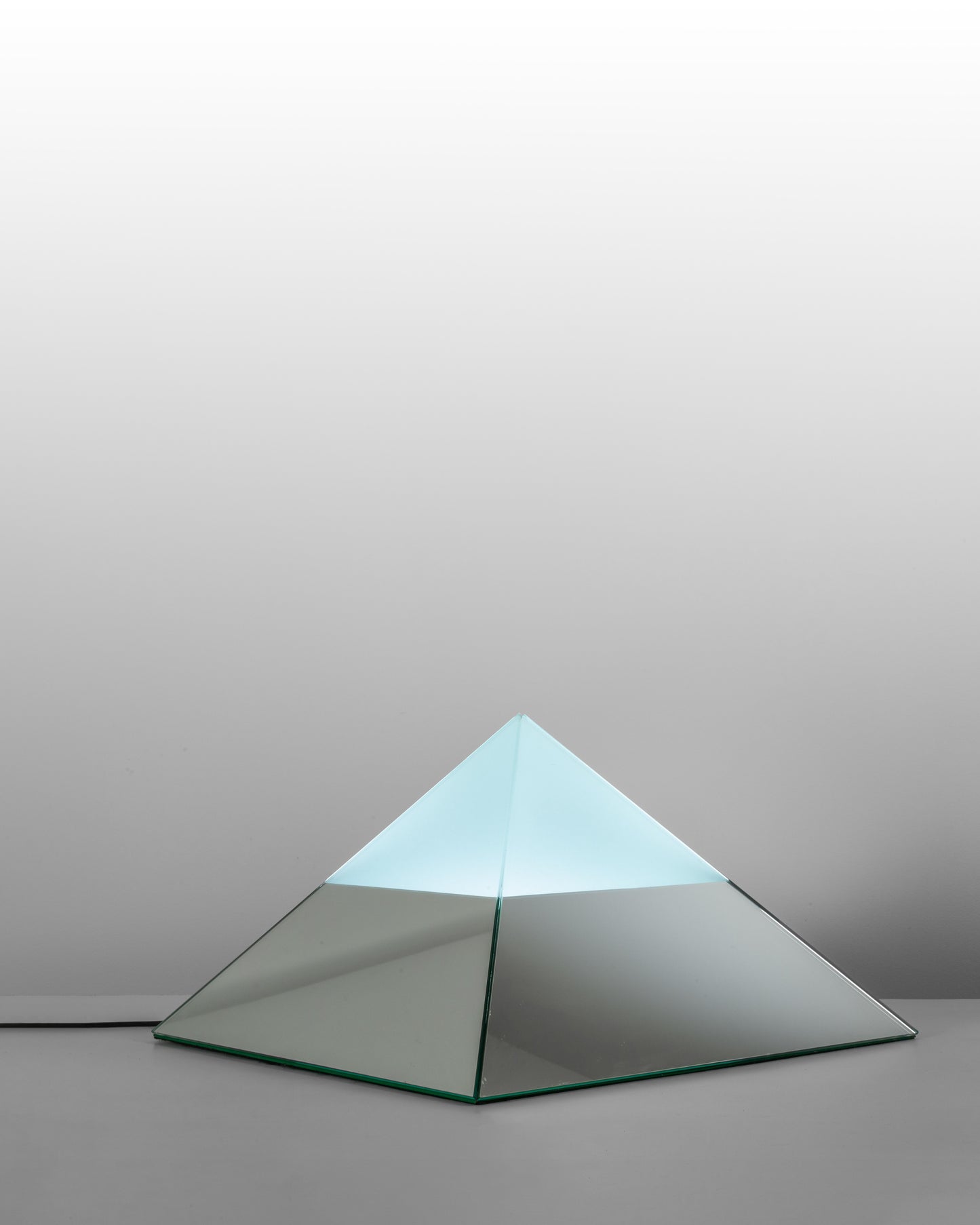 Lampe Pyramide Vintage – En verre et miroir, pièce unique italienne des années 1970.