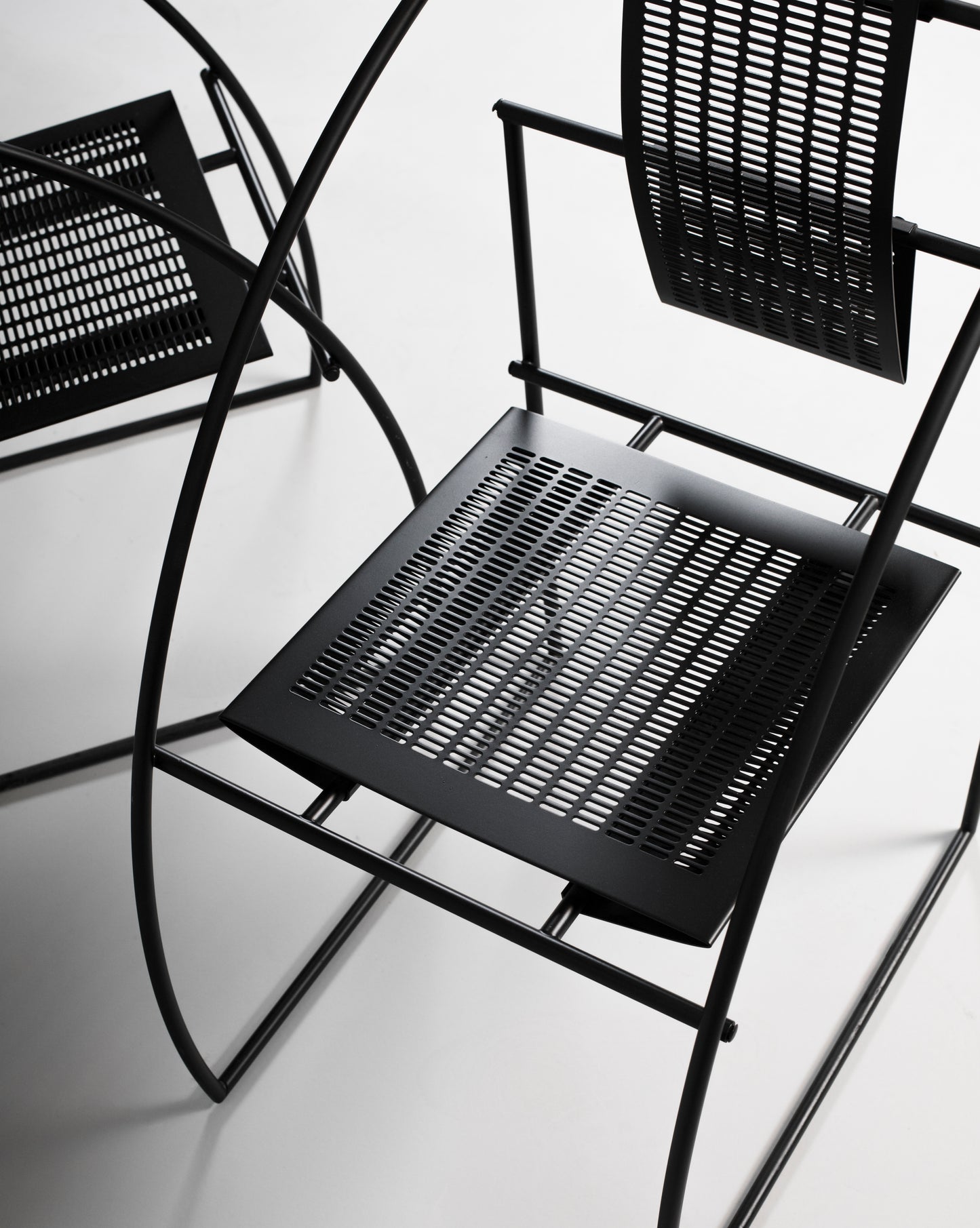 CHAISES “QUINTA” PAR MARIO BOTTA, ALIAS, CIRCA 1980