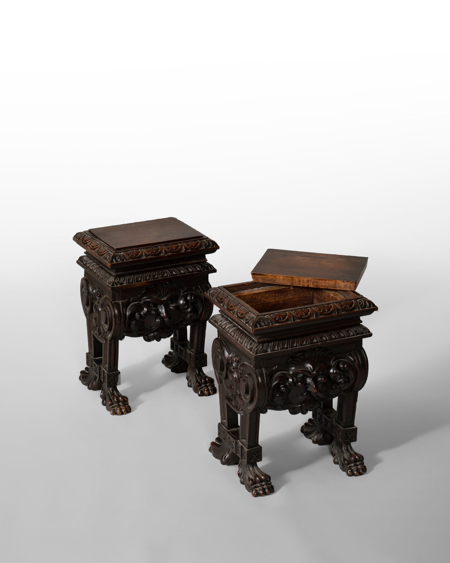 PAIRE DE TABOURETS EN BOIS SCULPTÉ, XIX SIECLE