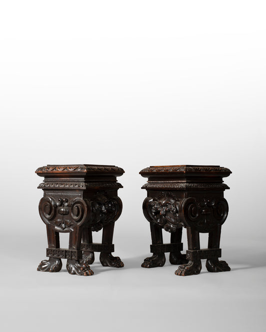 PAIRE DE TABOURETS EN BOIS SCULPTÉ, XIX SIECLE