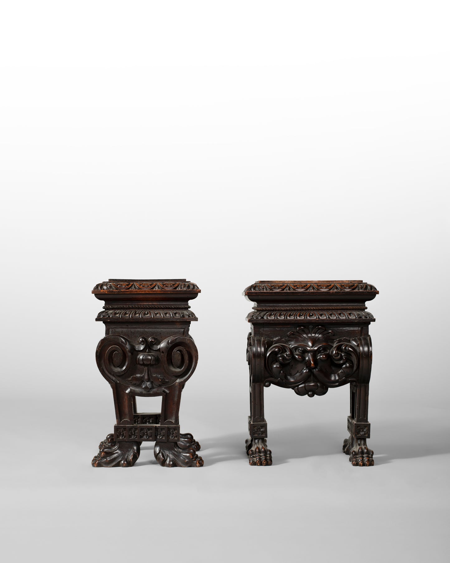 PAIRE DE TABOURETS EN BOIS SCULPTÉ, XIX SIECLE