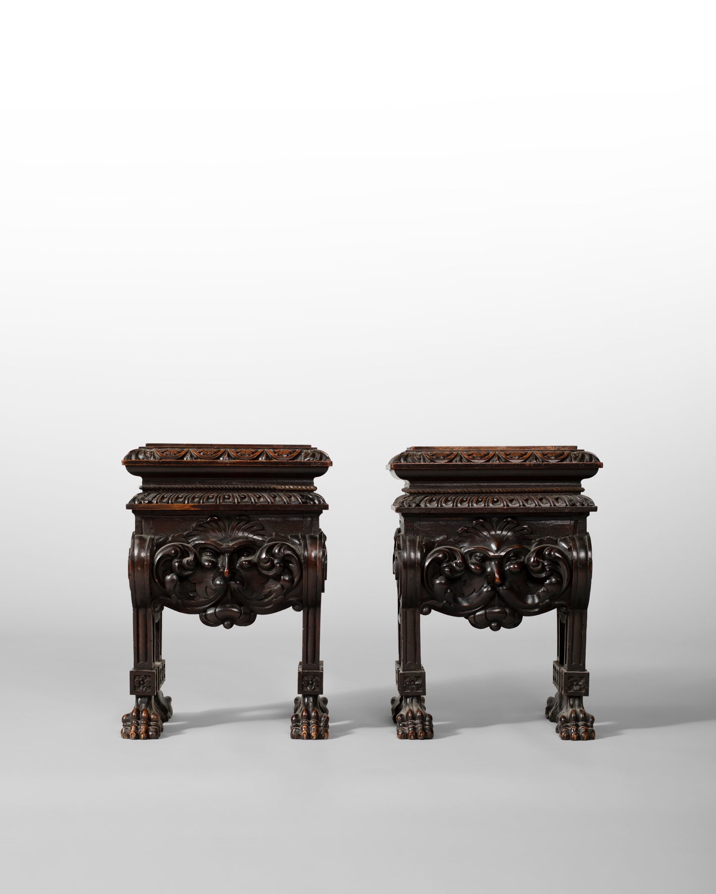 PAIRE DE TABOURETS EN BOIS SCULPTÉ, XIX SIECLE