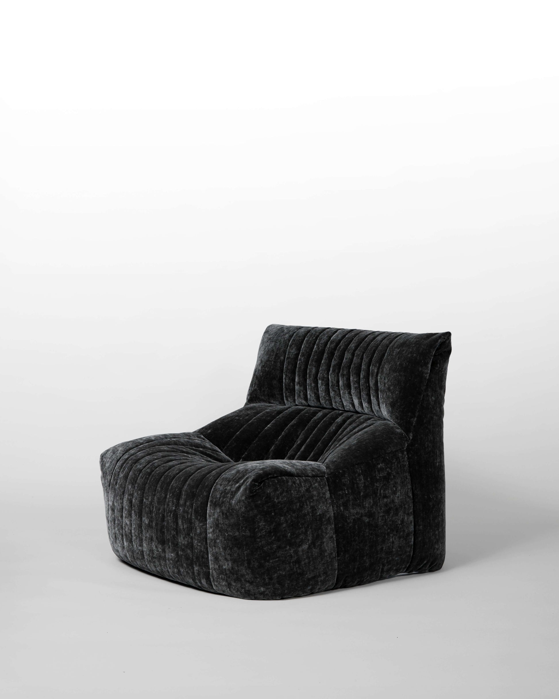 Aralia Ligne Roset – Fauteuil vintage en velours gris anthracite par Michel Ducaroy, design iconique des années 1980.