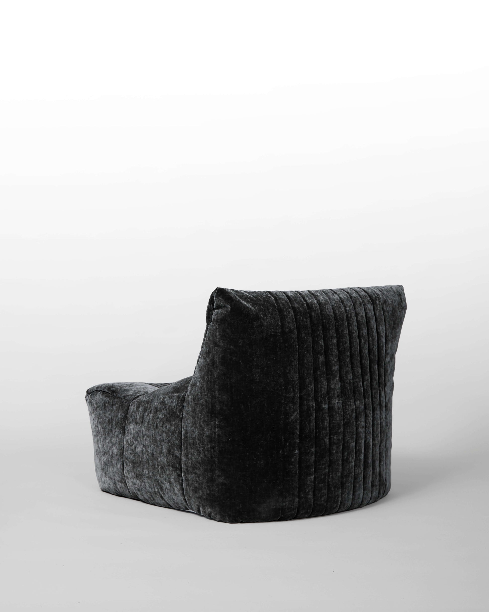 Aralia Ligne Roset – Fauteuil vintage en velours gris anthracite par Michel Ducaroy, design iconique des années 1980.