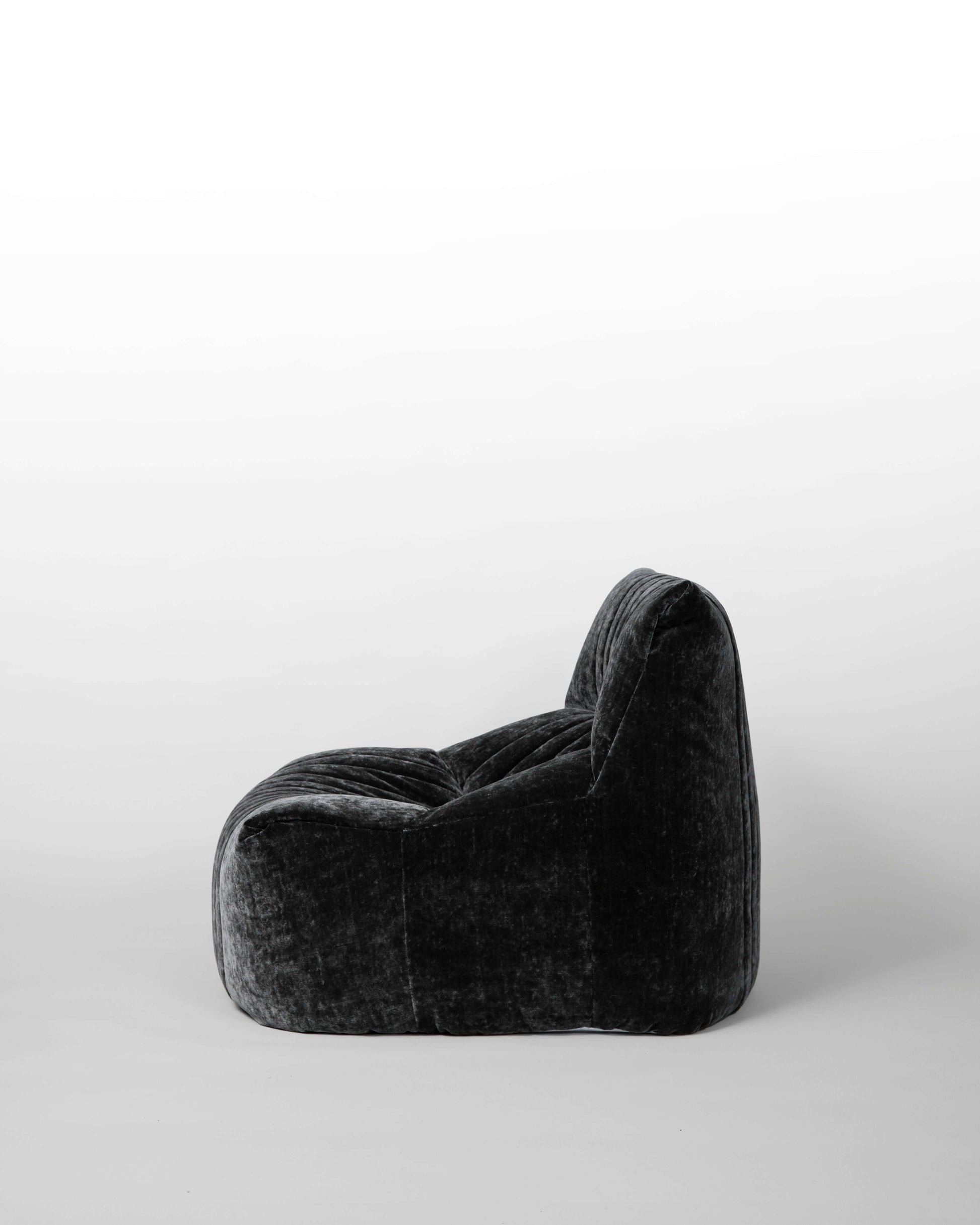 Aralia Ligne Roset – Fauteuil vintage en velours gris anthracite par Michel Ducaroy, design iconique des années 1980.