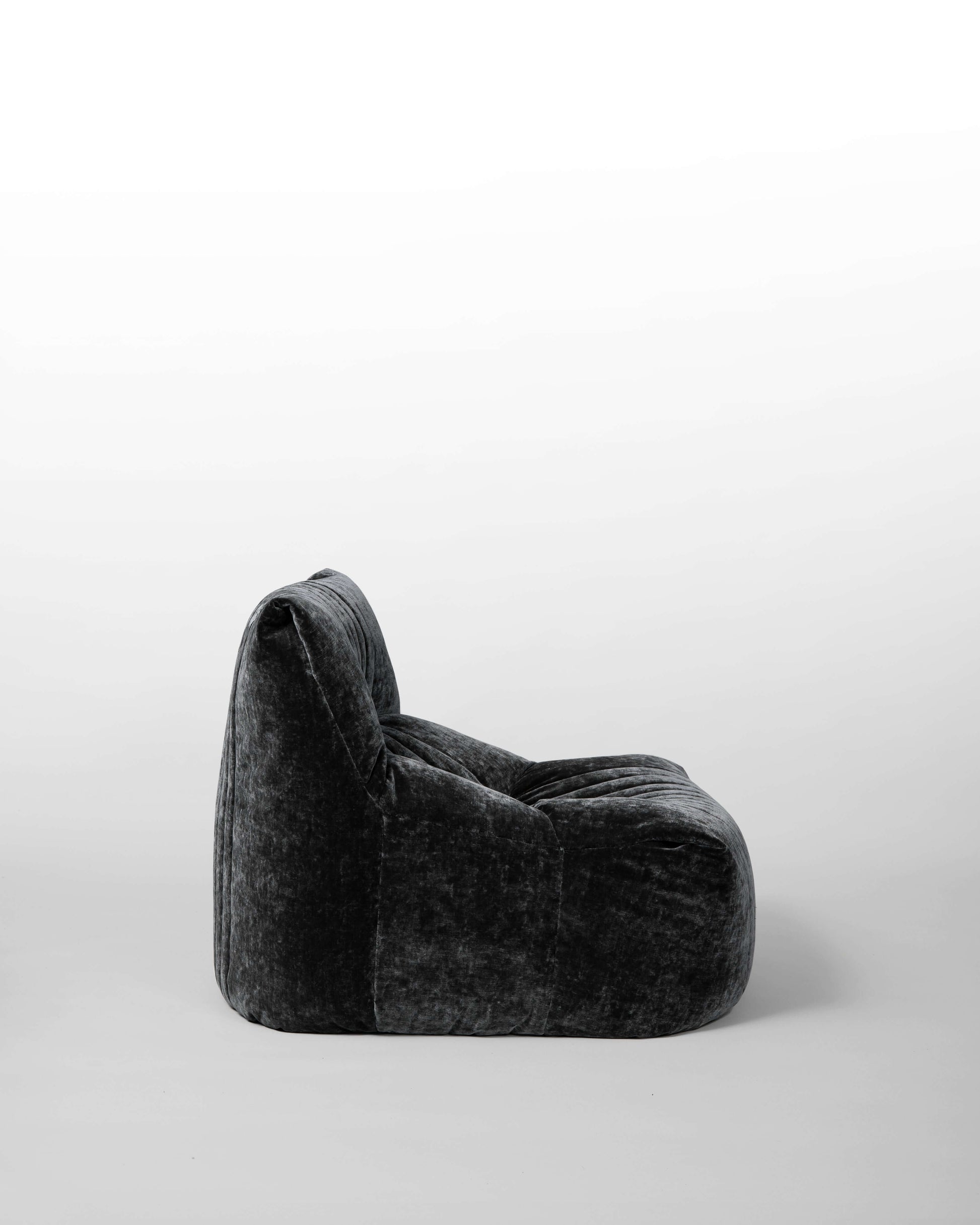 Aralia Ligne Roset – Fauteuil vintage en velours gris anthracite par Michel Ducaroy, design iconique des années 1980.