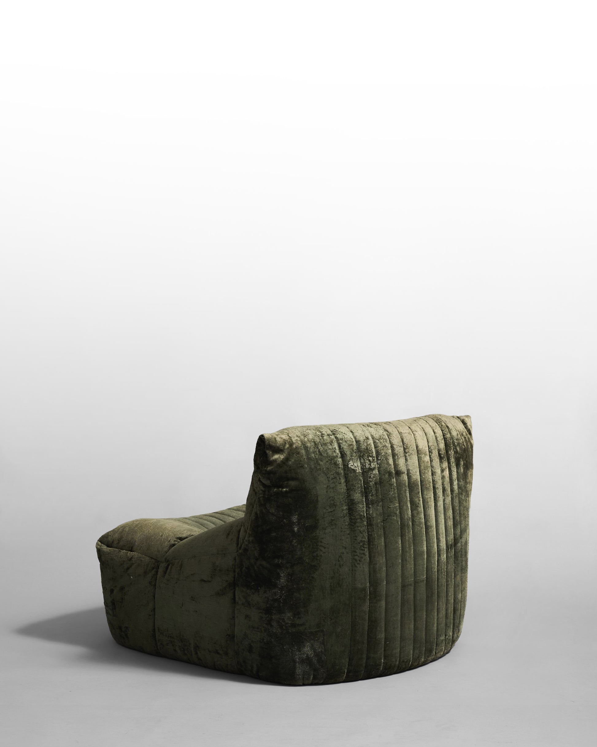 Aralia Ligne Roset – Fauteuil vintage en velours vert par Michel Ducaroy, design iconique des années 1980.