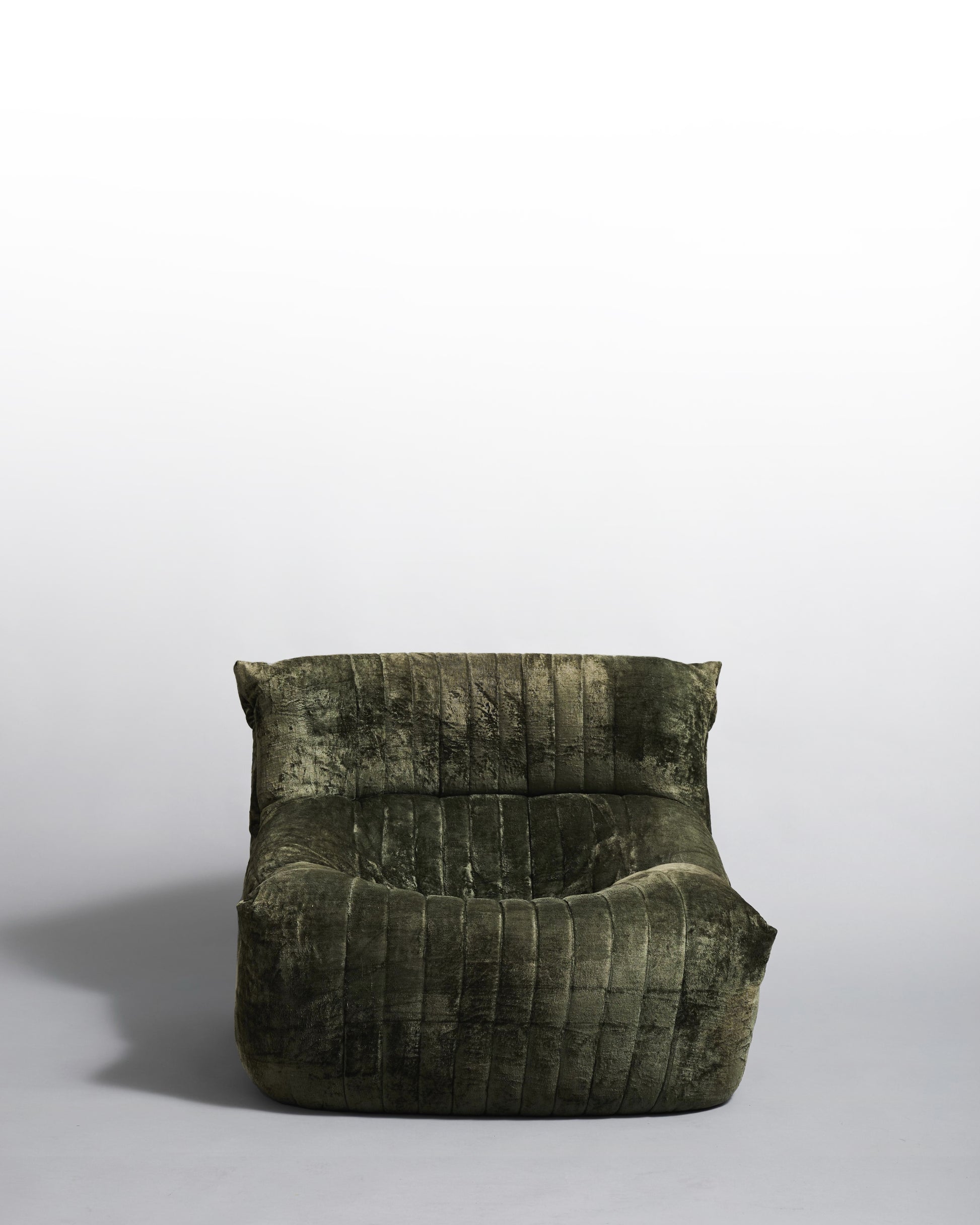 Aralia Ligne Roset – Fauteuil vintage en velours vert par Michel Ducaroy, design iconique des années 1980.