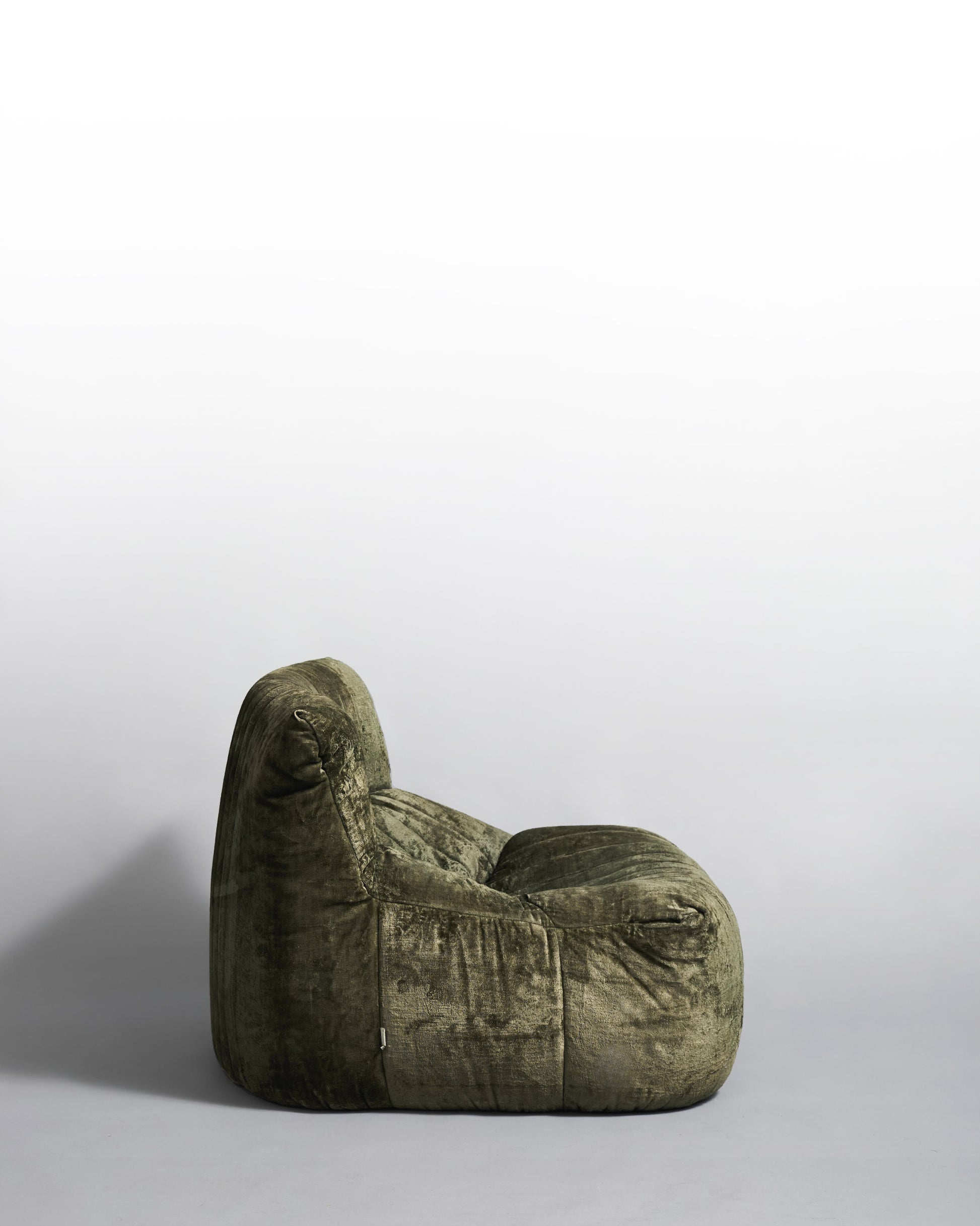 Aralia Ligne Roset – Fauteuil vintage en velours vert par Michel Ducaroy, design iconique des années 1980.