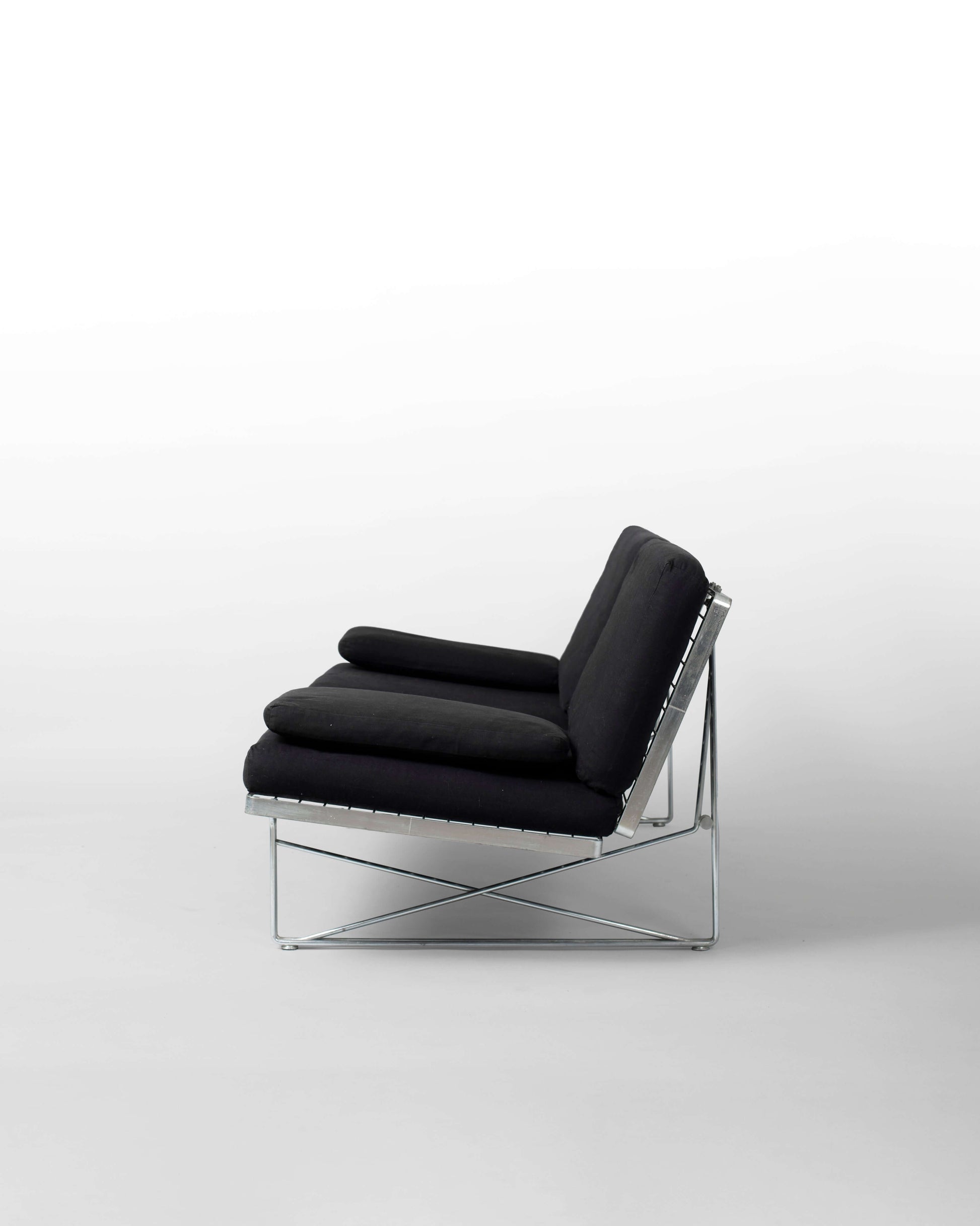 Moment IKEA – Canapé vintage en acier galvanisé noir par Niels Gammelgaard, design iconique des années 1980.