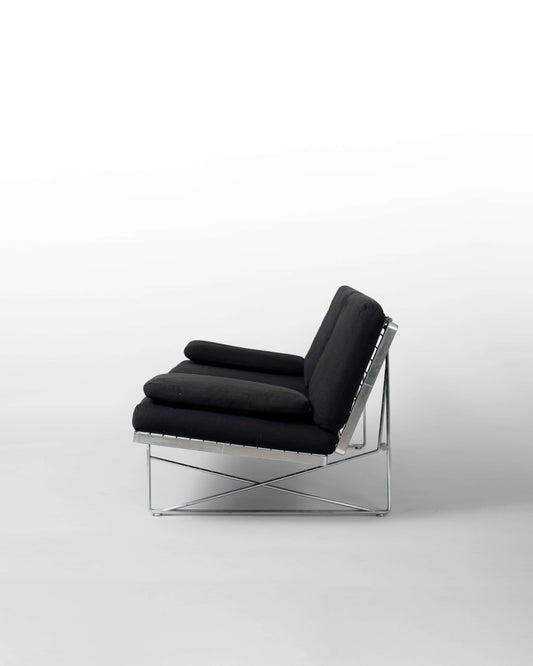 Moment IKEA – Canapé vintage en acier galvanisé noir par Niels Gammelgaard, design iconique des années 1980.