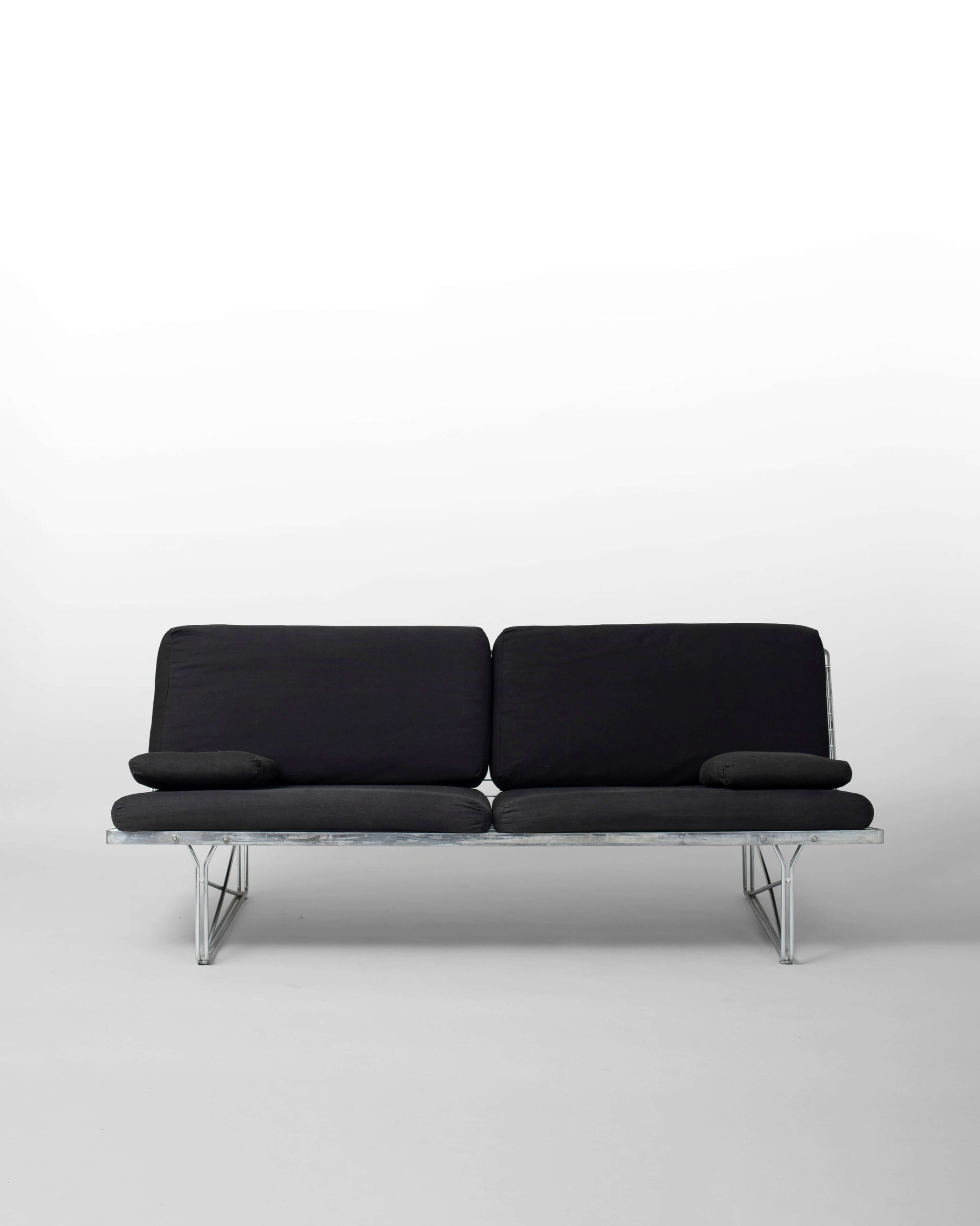 Moment IKEA – Canapé vintage en acier galvanisé noir par Niels Gammelgaard, design iconique des années 1980.