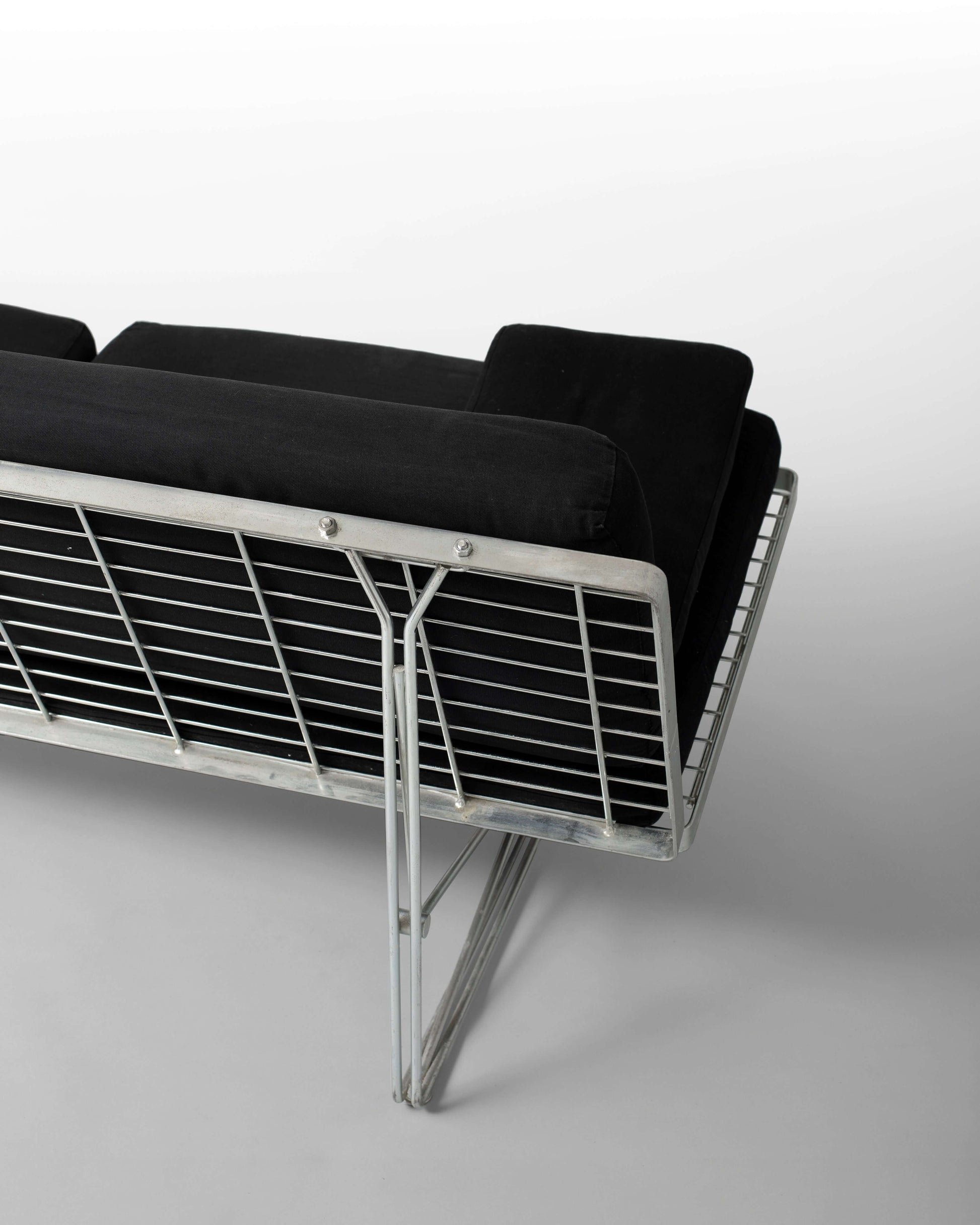 Moment IKEA – Canapé vintage en acier galvanisé noir par Niels Gammelgaard, design iconique des années 1980.