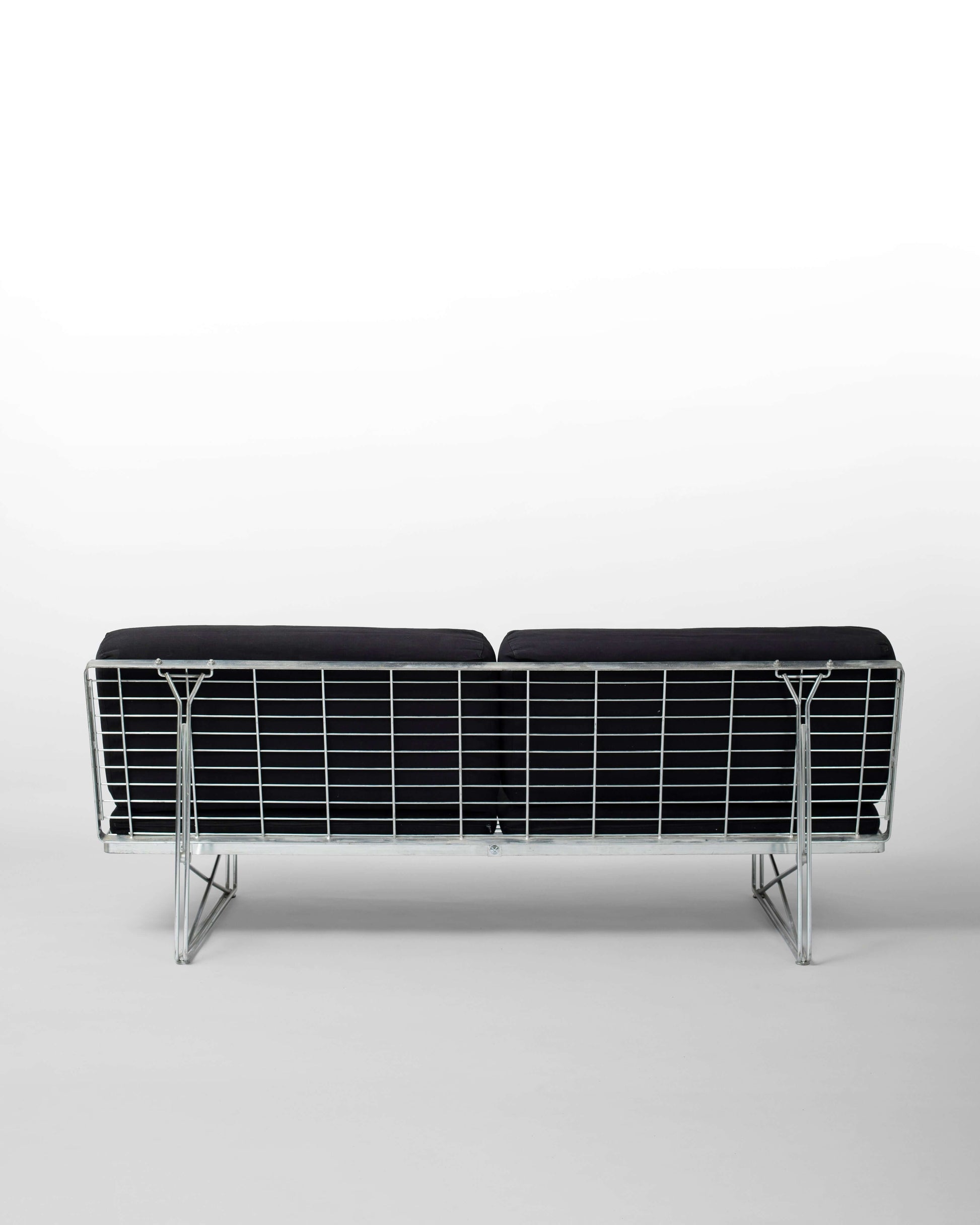 Moment IKEA – Canapé vintage en acier galvanisé noir par Niels Gammelgaard, design iconique des années 1980.