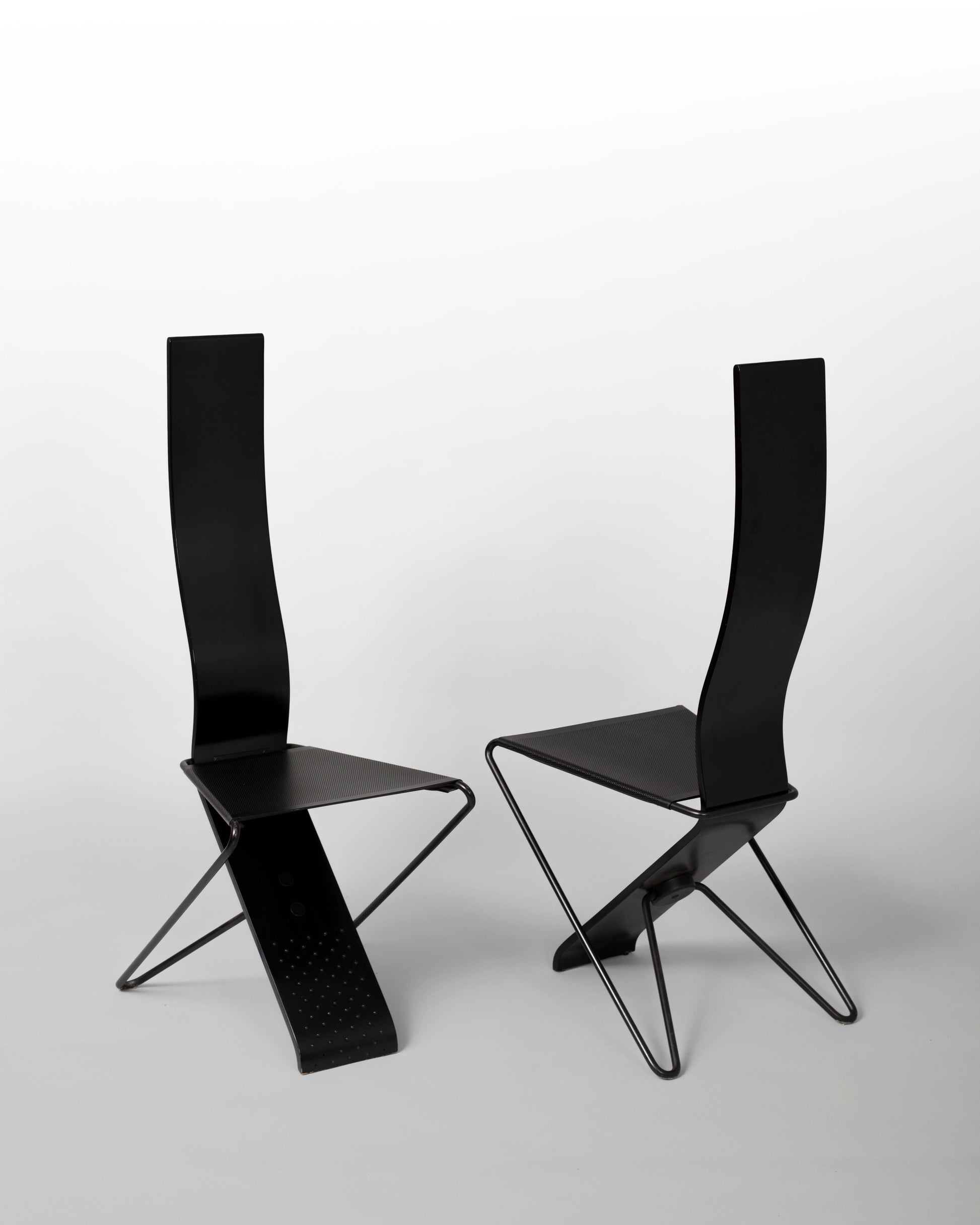 Pietro Arosio – Paire de chaises post-moderne en métal et bois noir. Design iconique des années 1980.