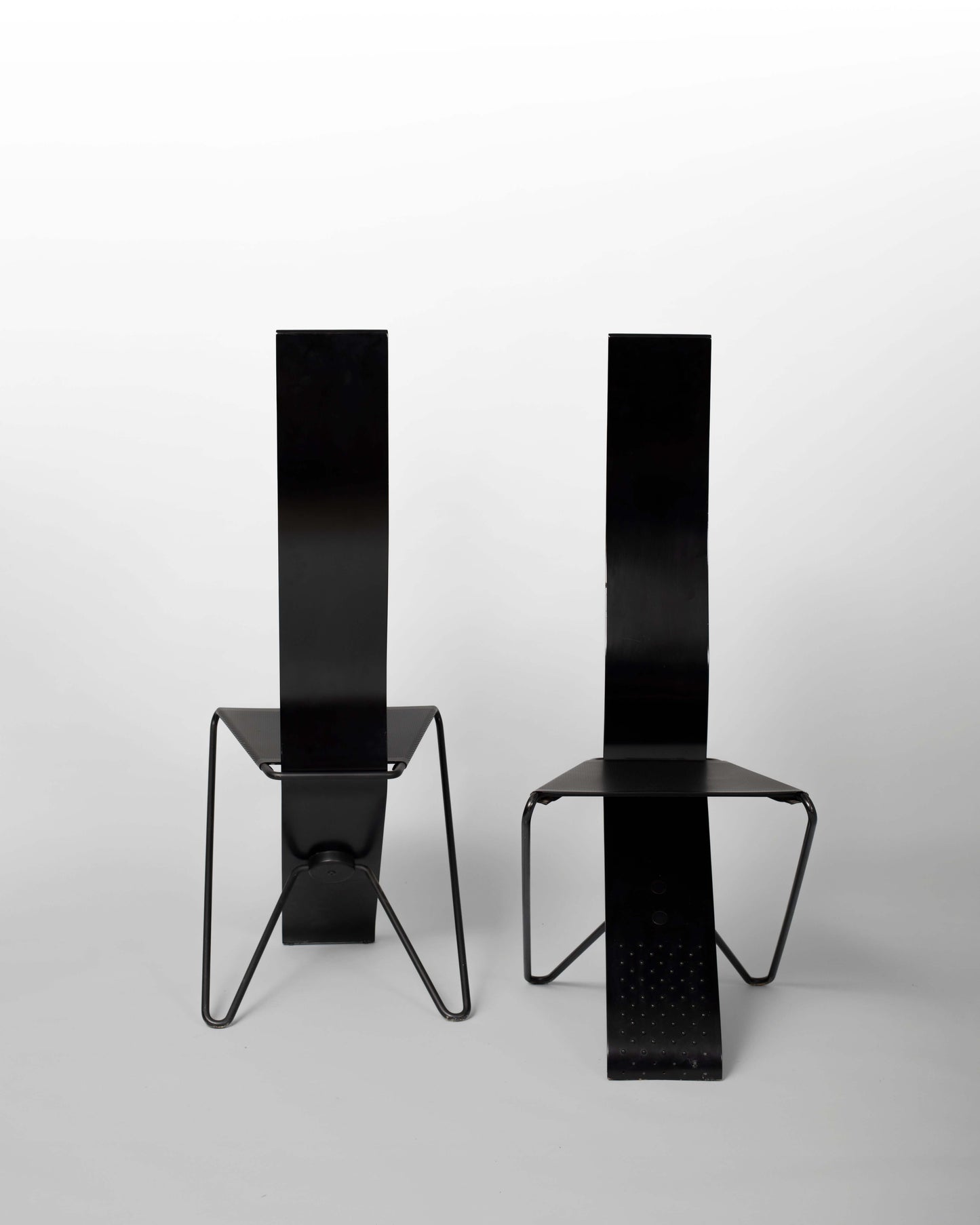 Pietro Arosio – Paire de chaises post-moderne en métal et bois noir. Design iconique des années 1980.