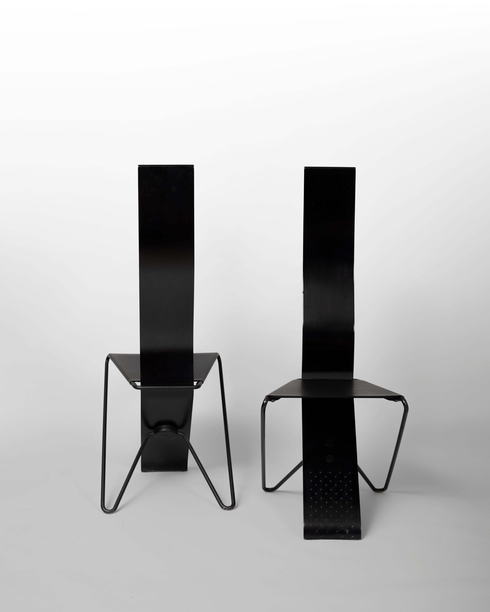 Pietro Arosio – Paire de chaises post-moderne en métal et bois noir. Design iconique des années 1980.