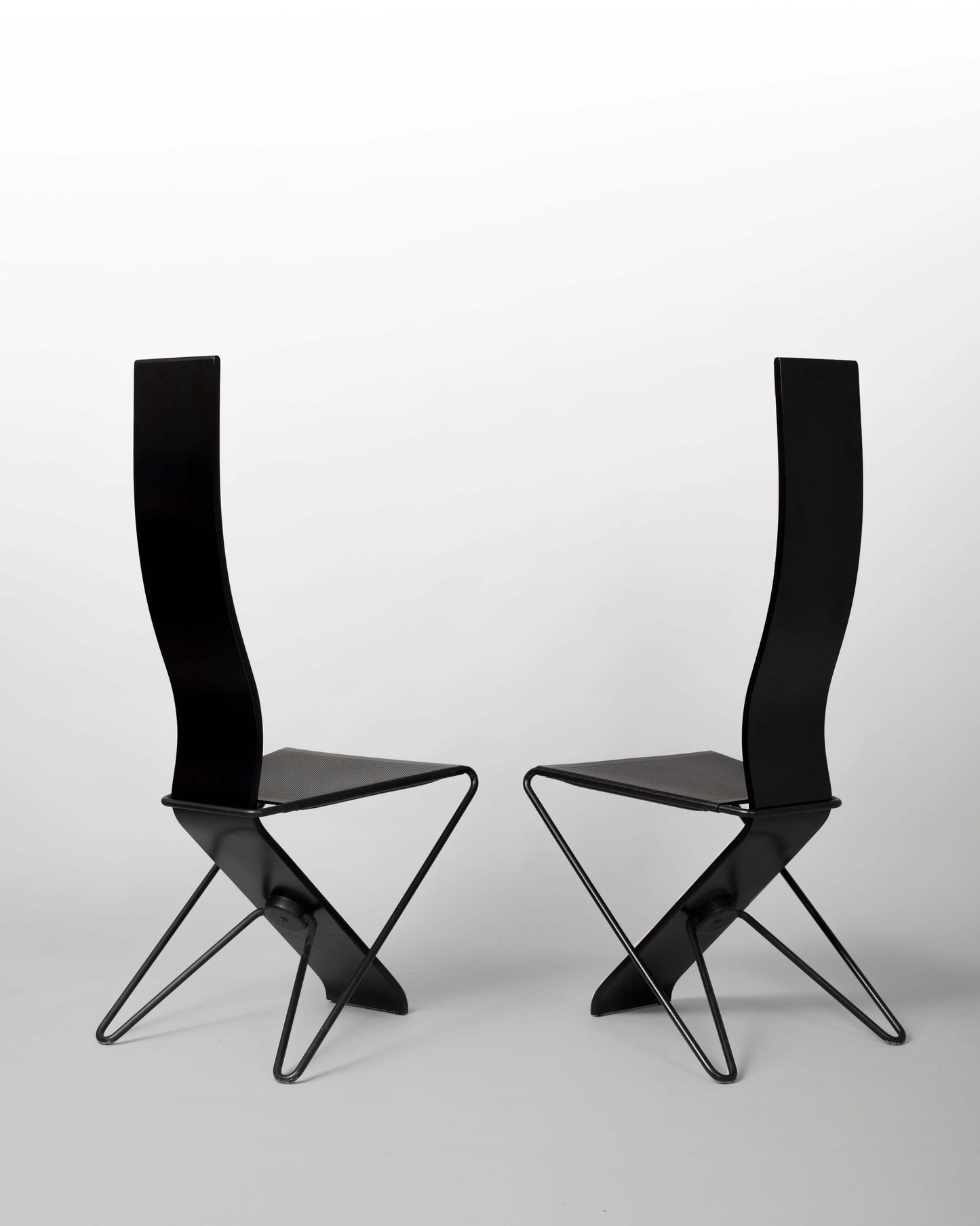 Pietro Arosio – Paire de chaises post-moderne en métal et bois noir. Design iconique des années 1980.