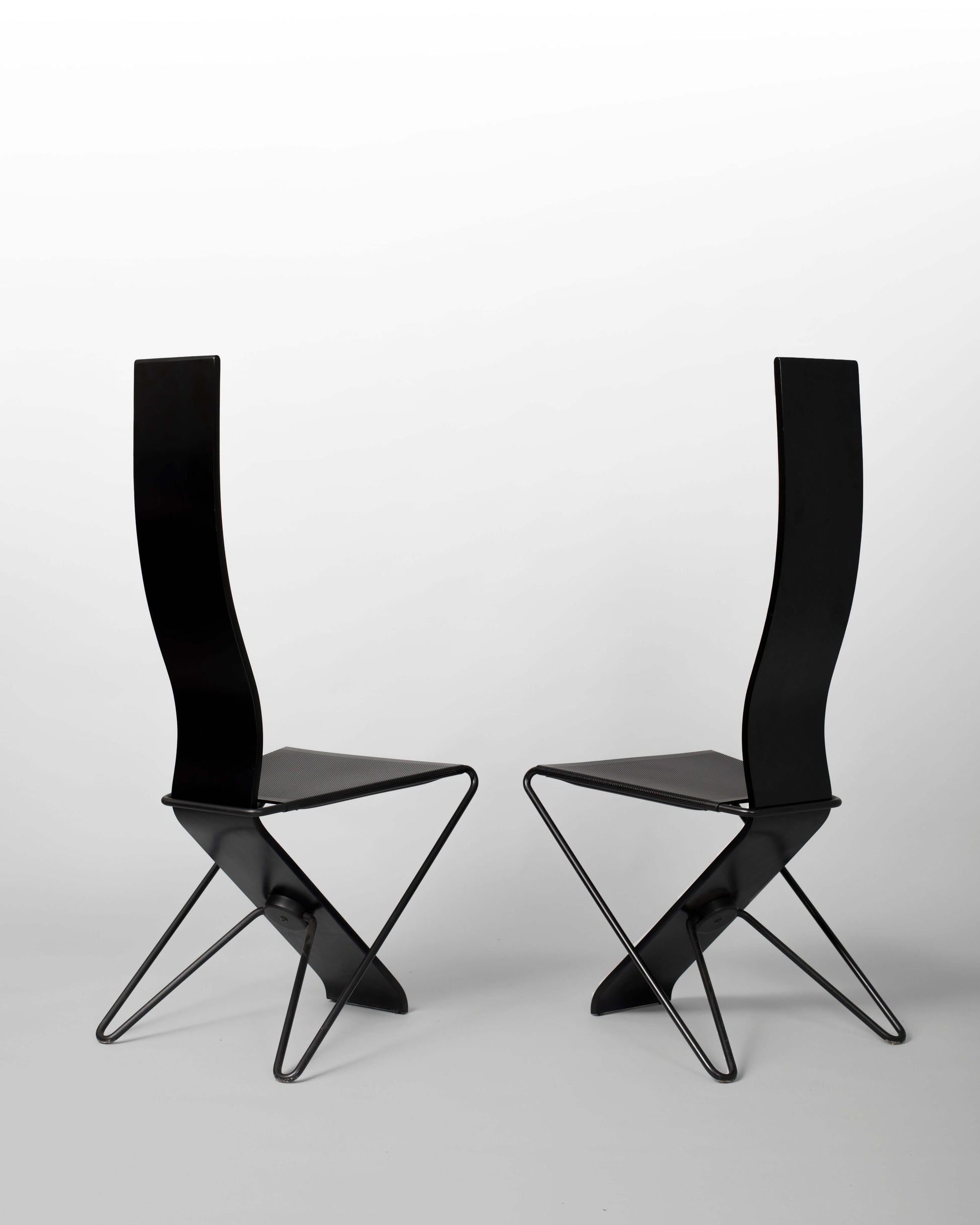 Pietro Arosio – Paire de chaises post-moderne en métal et bois noir. Design iconique des années 1980.