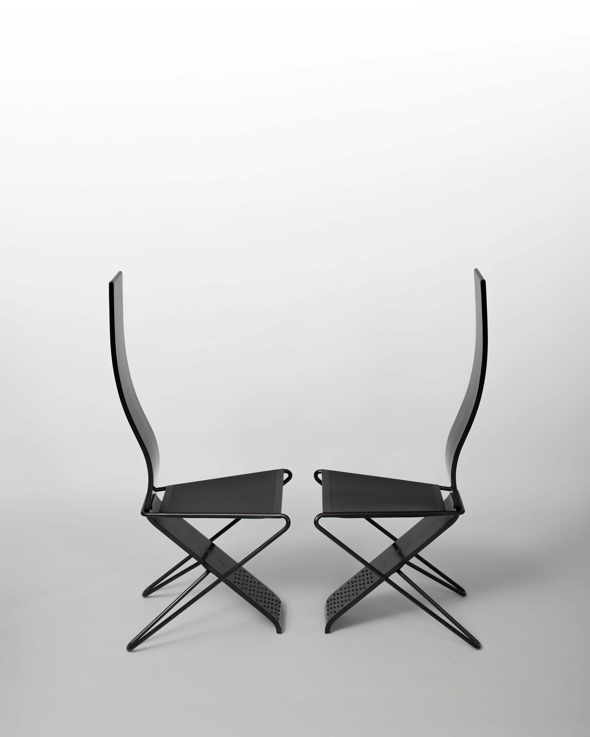 Pietro Arosio – Paire de chaises post-moderne en métal et bois noir. Design iconique des années 1980.