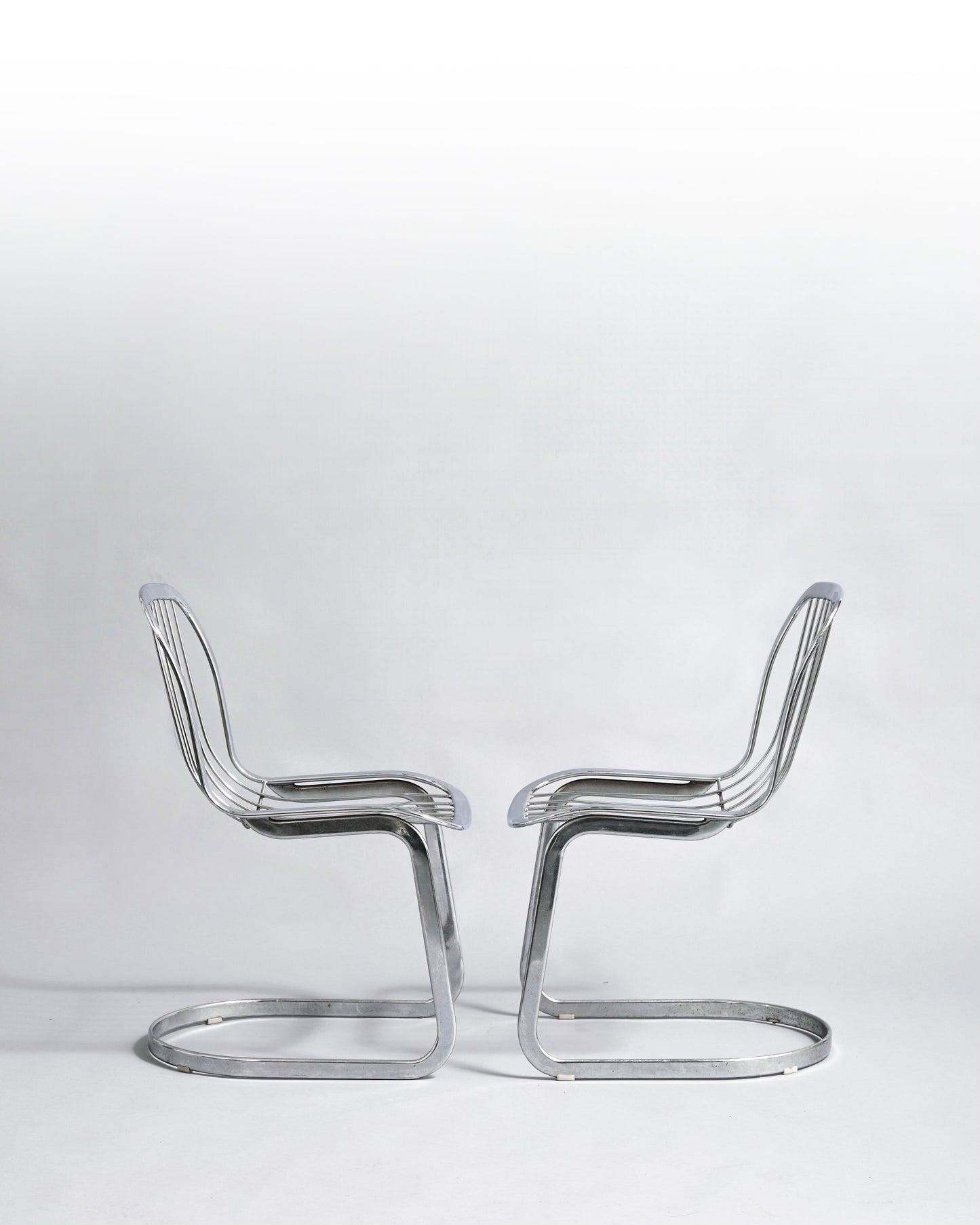 Chaises Willy Rizzo - Cidue. Pièces vintage en métal chromé, design iconique des années 1970.