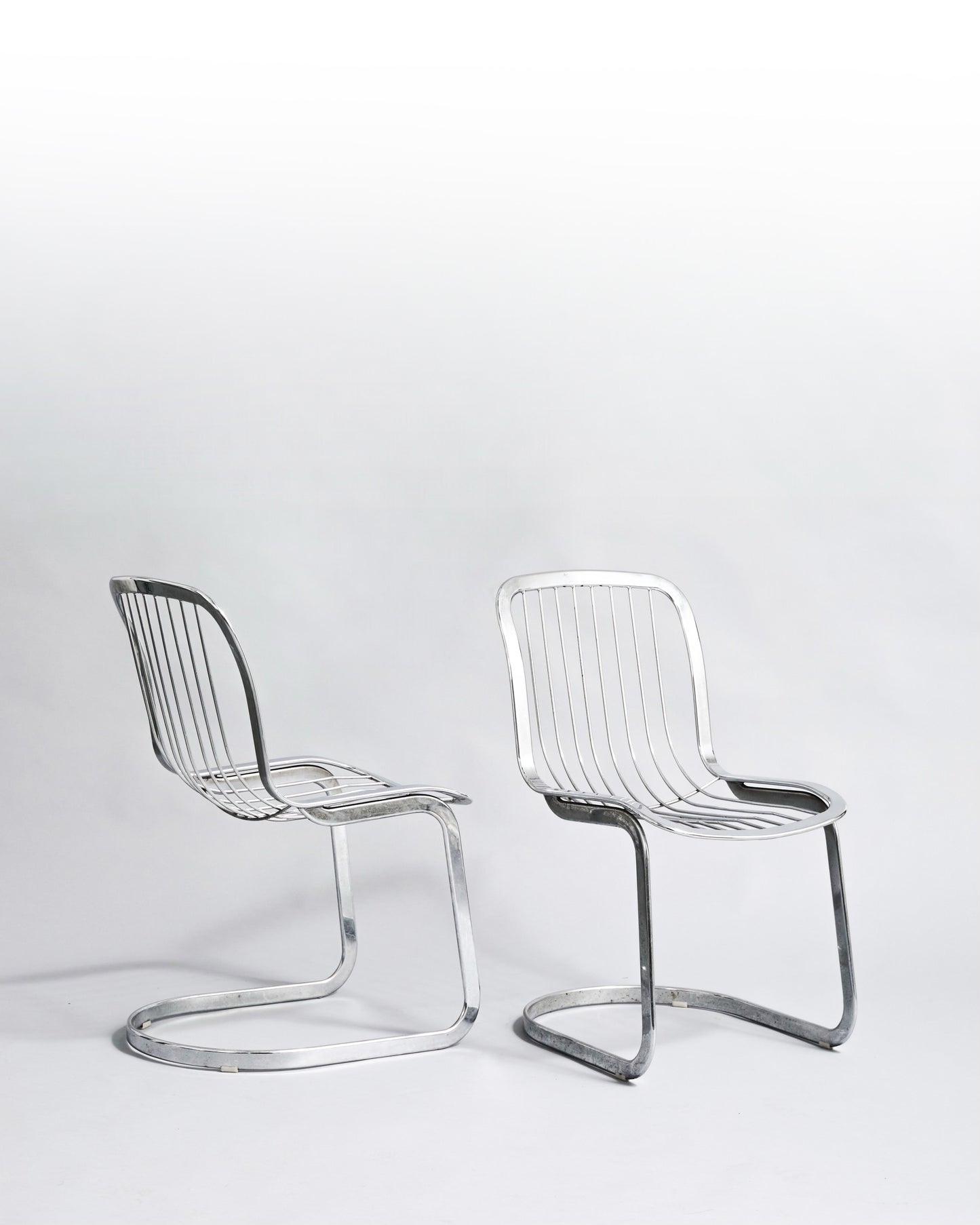 Chaises Willy Rizzo - Cidue. Pièces vintage en métal chromé, design iconique des années 1970.