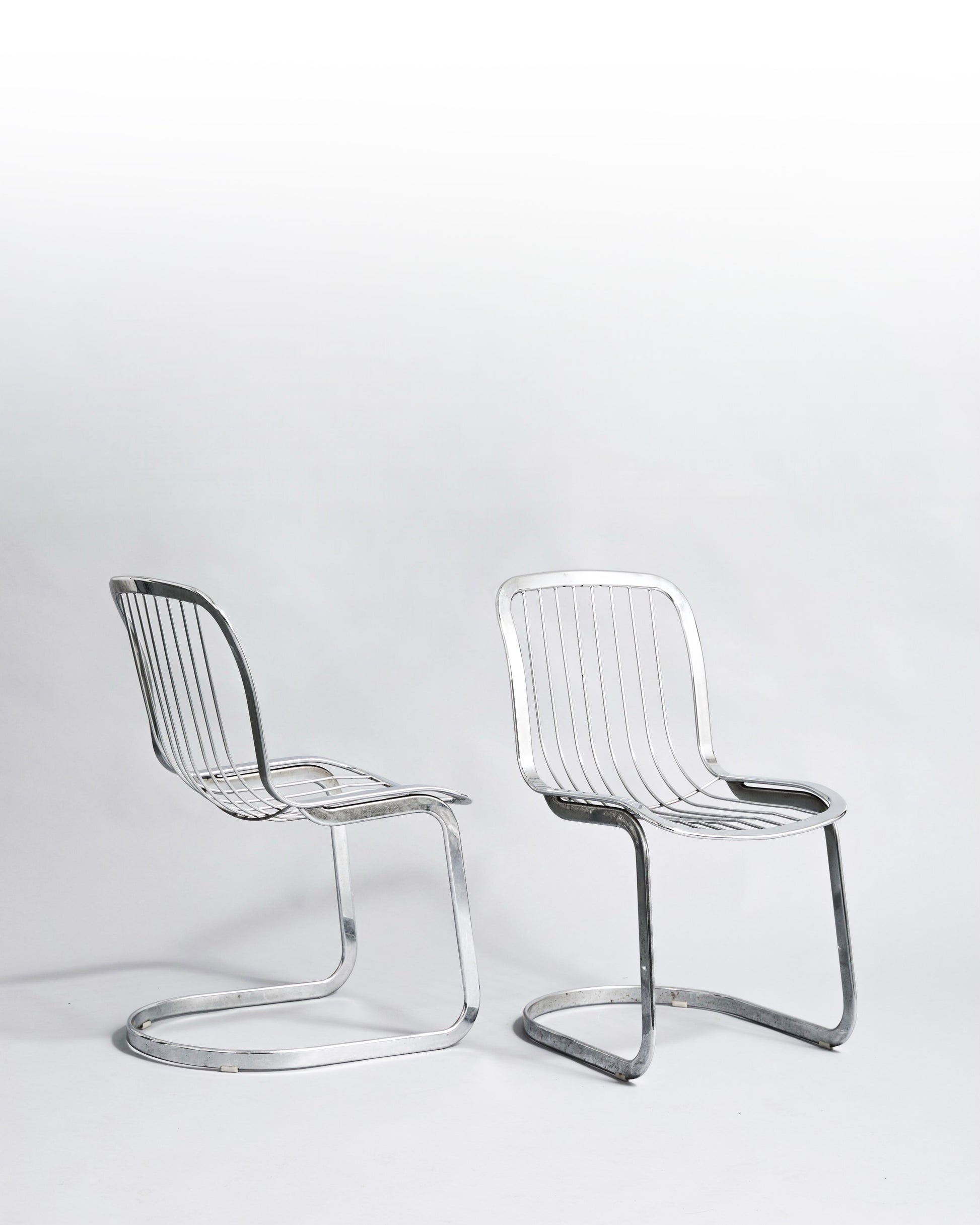 Chaises Willy Rizzo - Cidue. Pièces vintage en métal chromé, design iconique des années 1970.