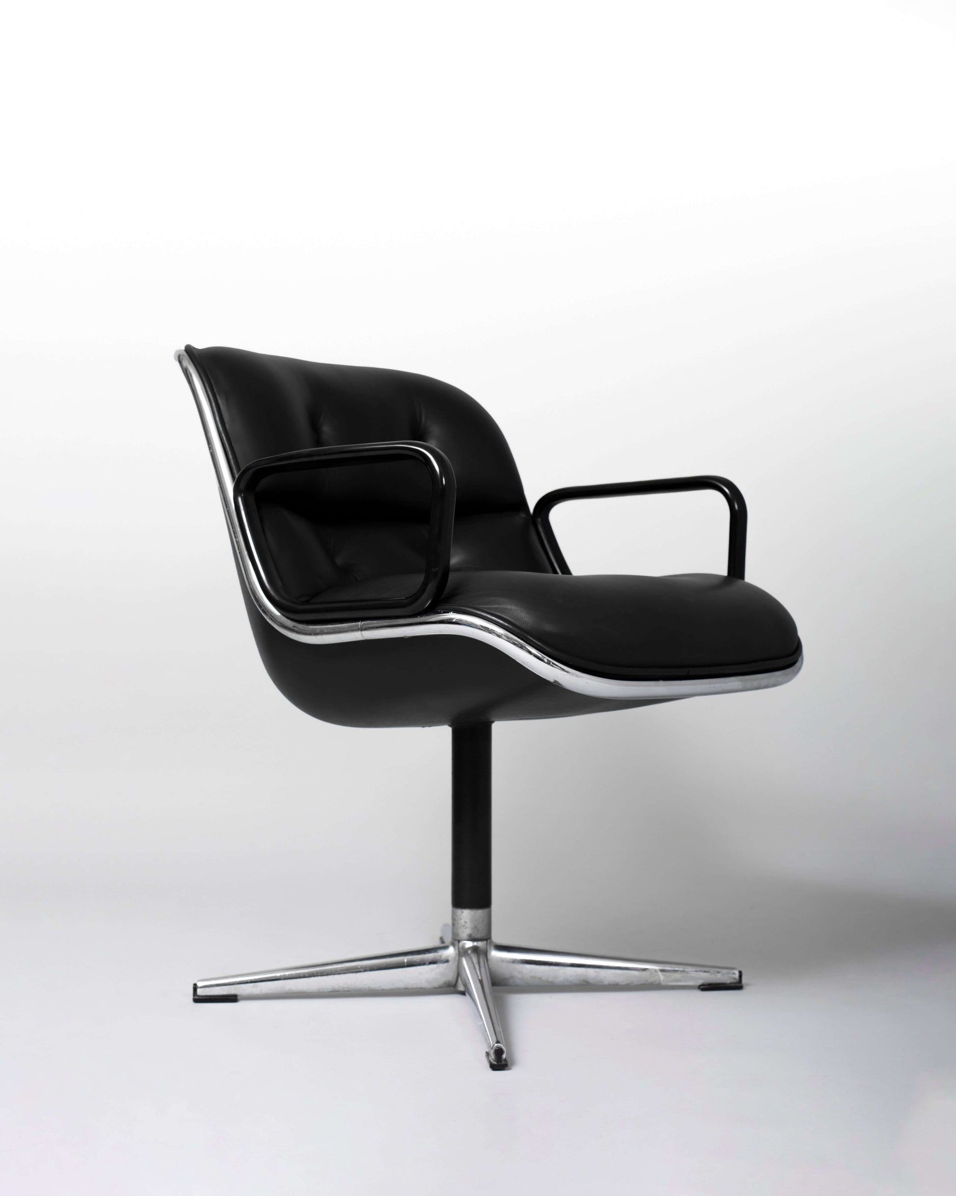 Fauteuil Charles Pollock – Executive Chair pour Knoll. Fauteuil vintage en cuir noir, design iconique des années 1960.
