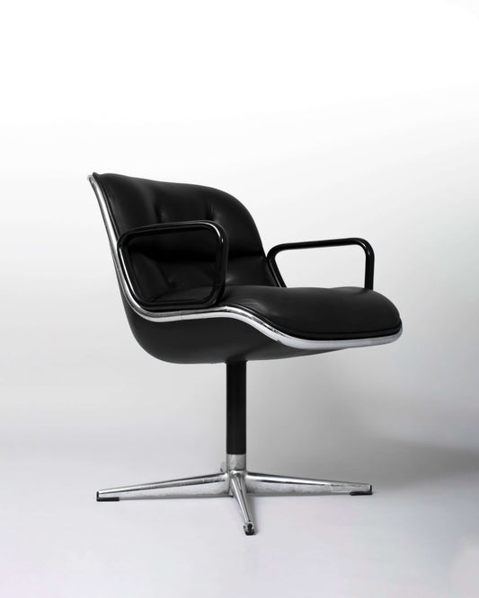 Fauteuil Charles Pollock – Executive Chair pour Knoll. Fauteuil vintage en cuir noir, design iconique des années 1960.