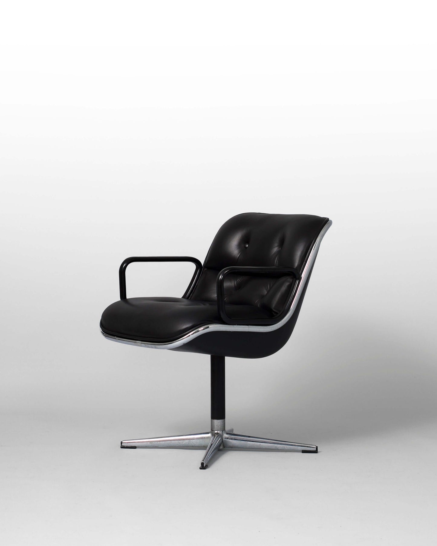 Fauteuil Charles Pollock – Executive Chair pour Knoll. Fauteuil vintage en cuir noir, design iconique des années 1960.