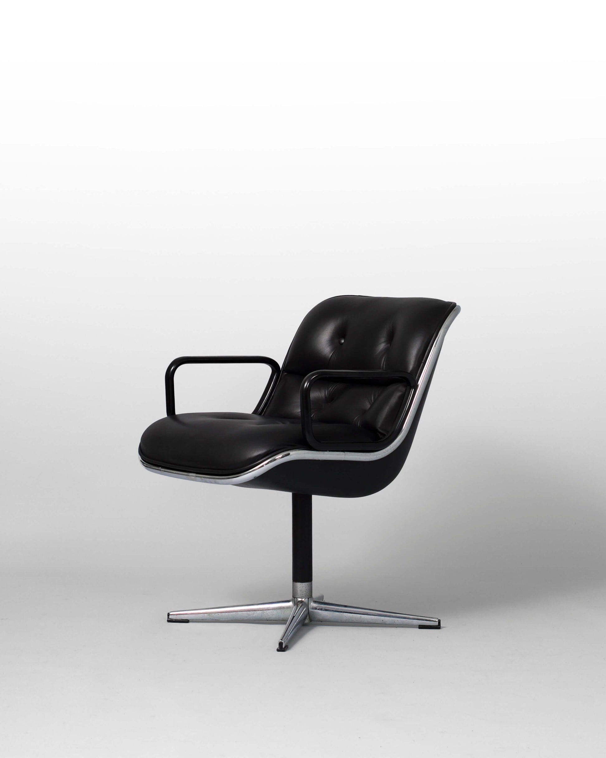 Fauteuil Charles Pollock – Executive Chair pour Knoll. Fauteuil vintage en cuir noir, design iconique des années 1960.