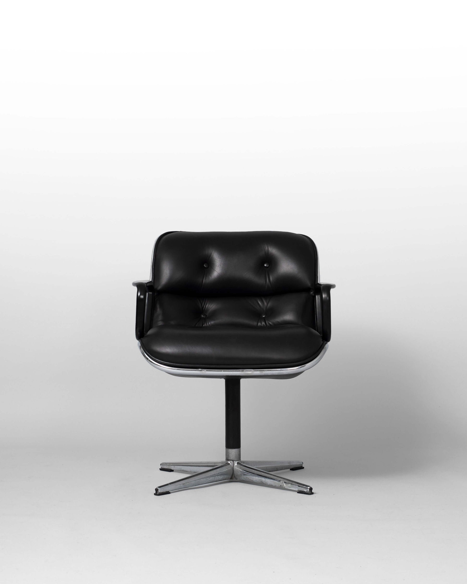 Fauteuil Charles Pollock – Executive Chair pour Knoll. Fauteuil vintage en cuir noir, design iconique des années 1960.