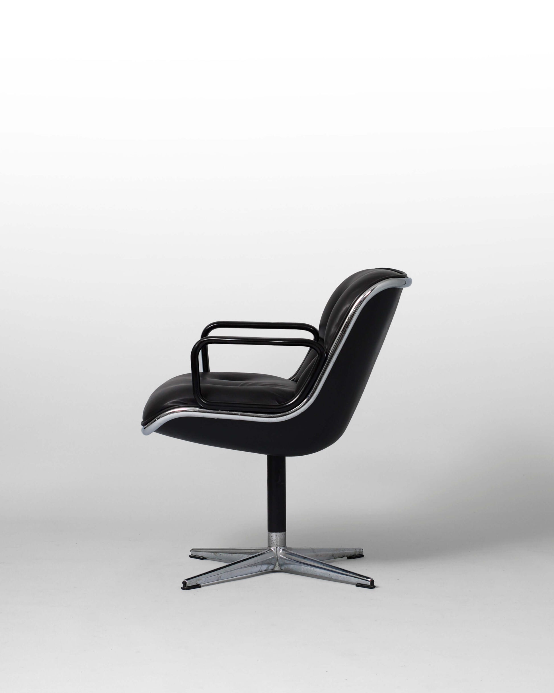 Fauteuil Charles Pollock – Executive Chair pour Knoll. Fauteuil vintage en cuir noir, design iconique des années 1960.