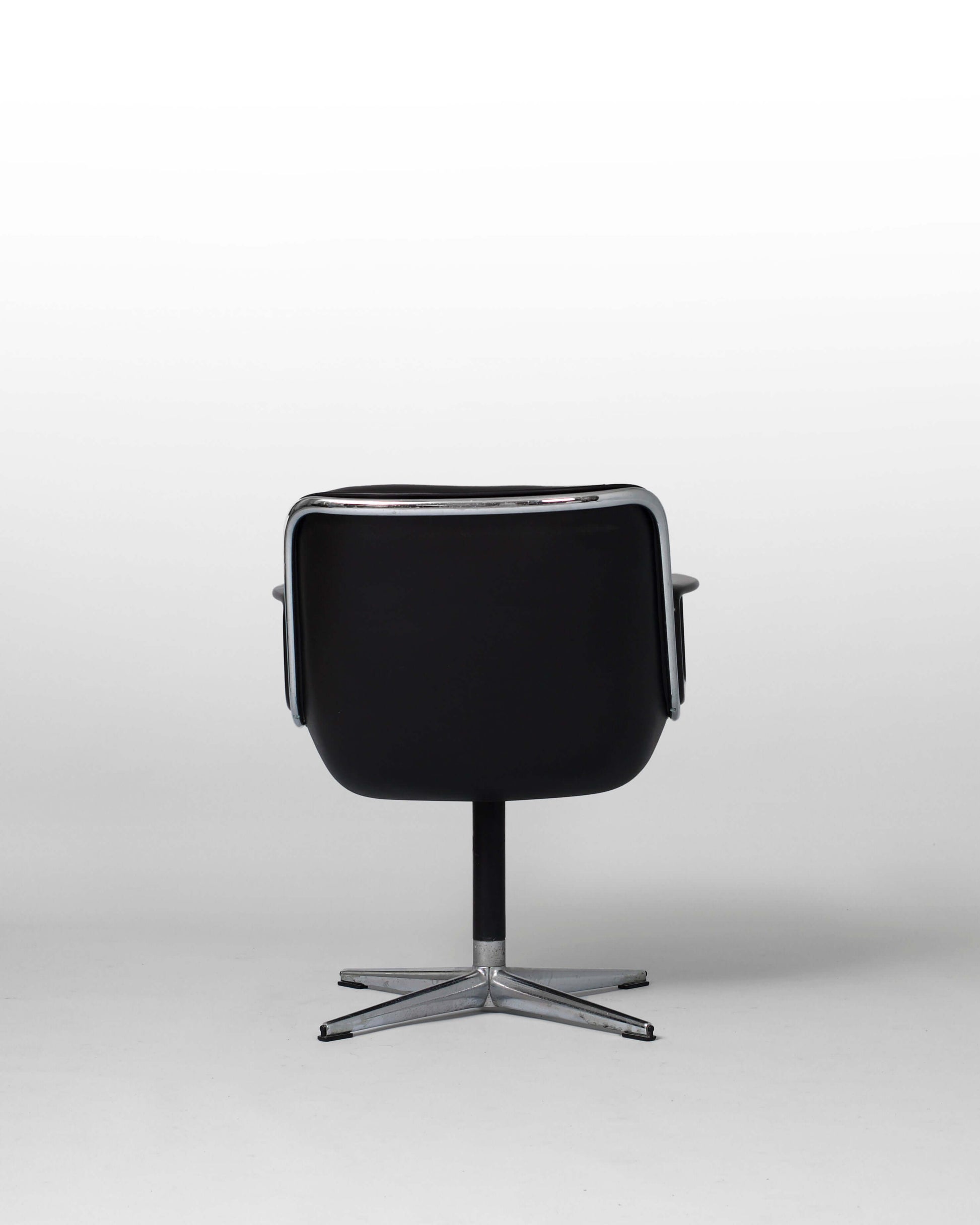 Fauteuil Charles Pollock – Executive Chair pour Knoll. Fauteuil vintage en cuir noir, design iconique des années 1960.