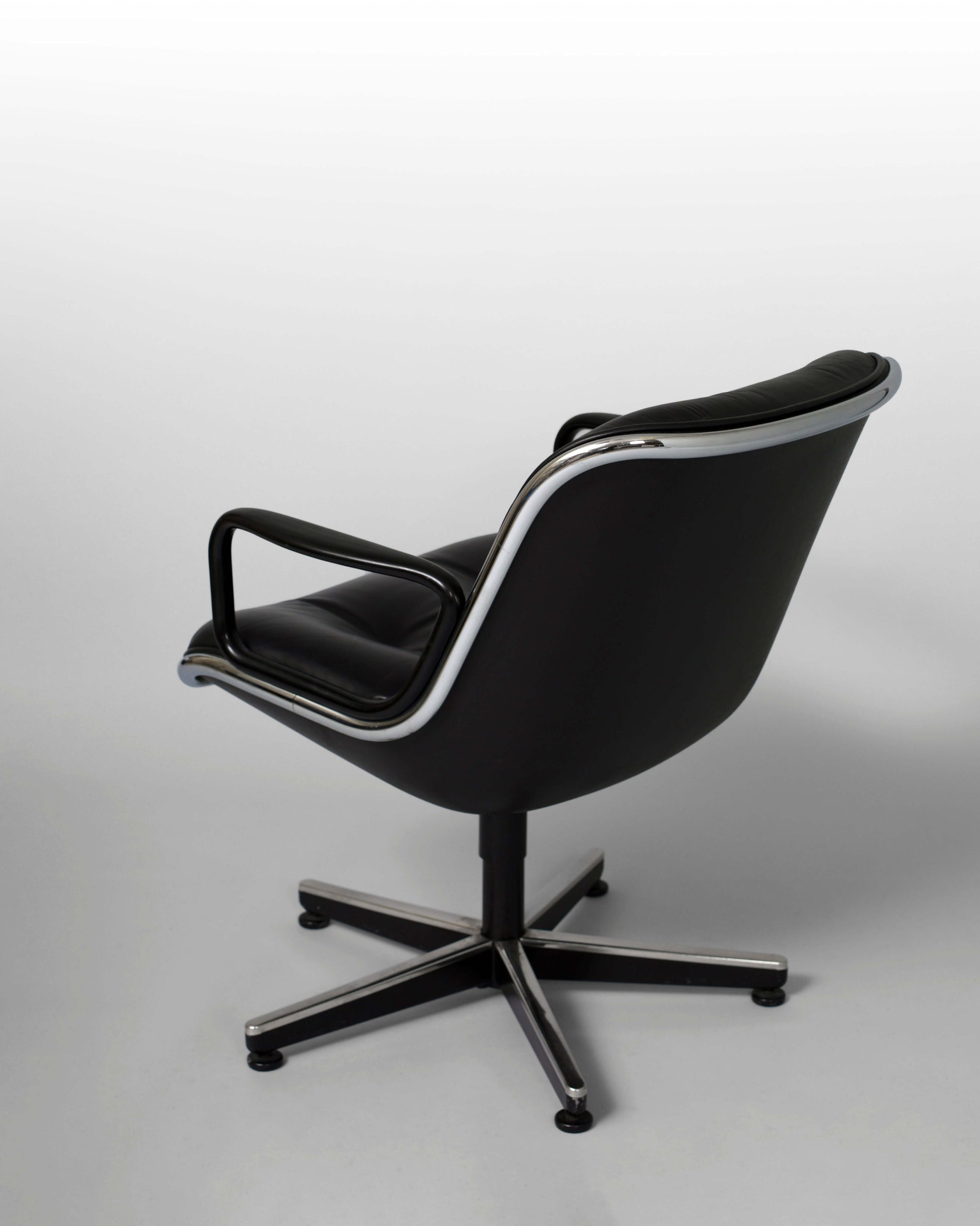 Fauteuil Charles Pollock – Executive Chair pour Knoll. Fauteuil vintage en cuir noir, design iconique des années 1960.
