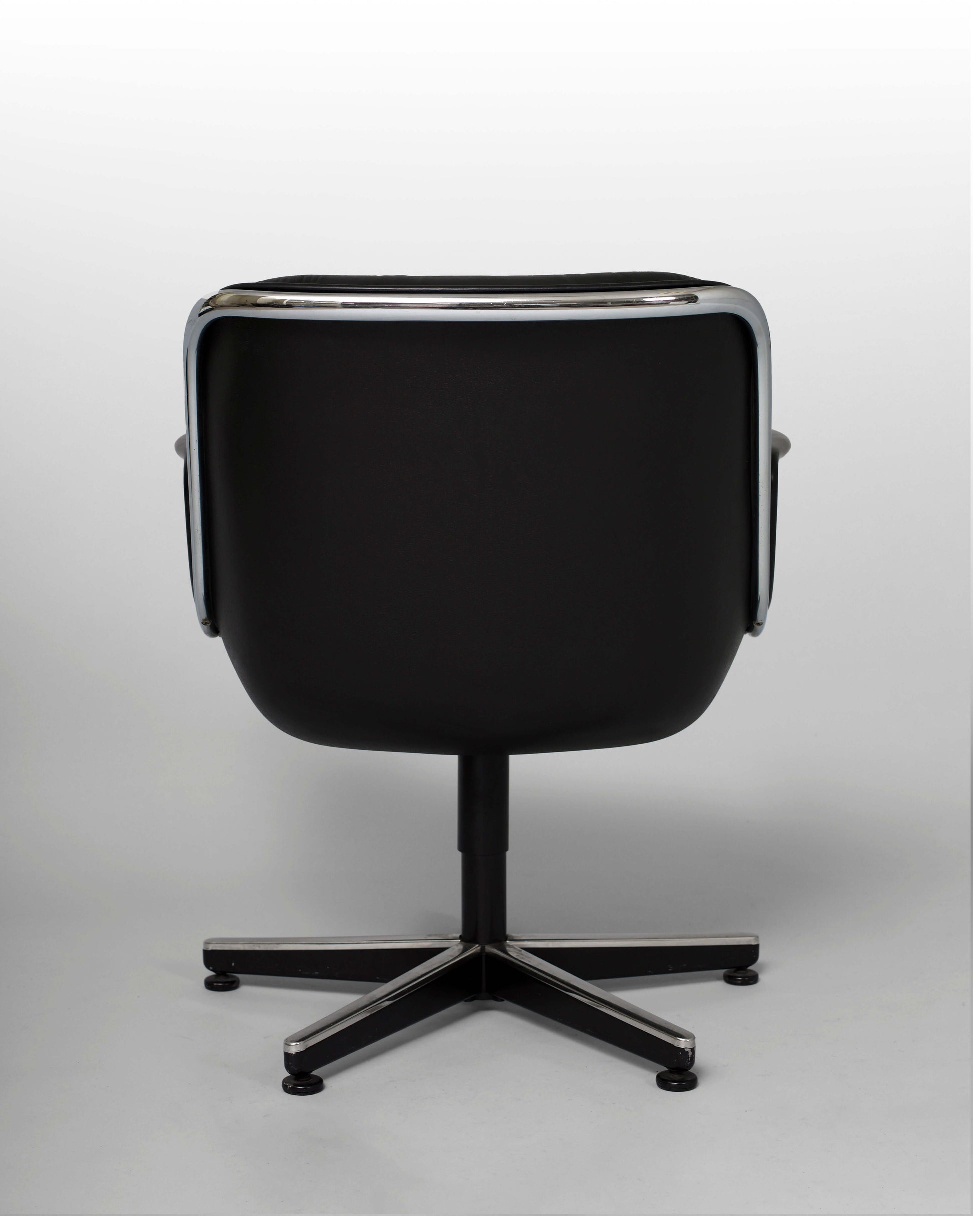 Fauteuil Charles Pollock – Executive Chair pour Knoll. Fauteuil vintage en cuir noir, design iconique des années 1960.
