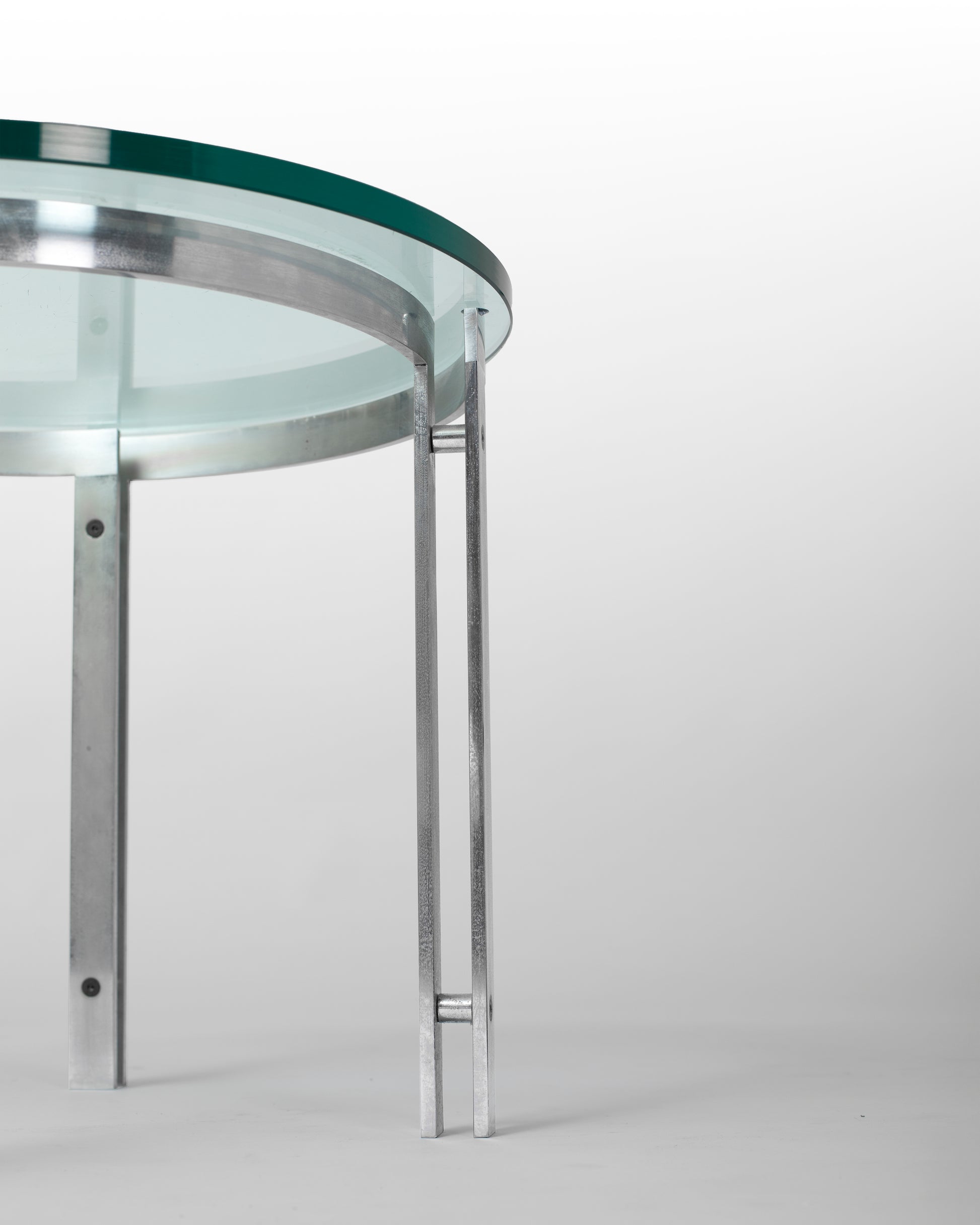 M1 Hank Kwint – Table d'appoint ronde vintage en verre et métal, éditée par Metaform. Design iconique des années 1980