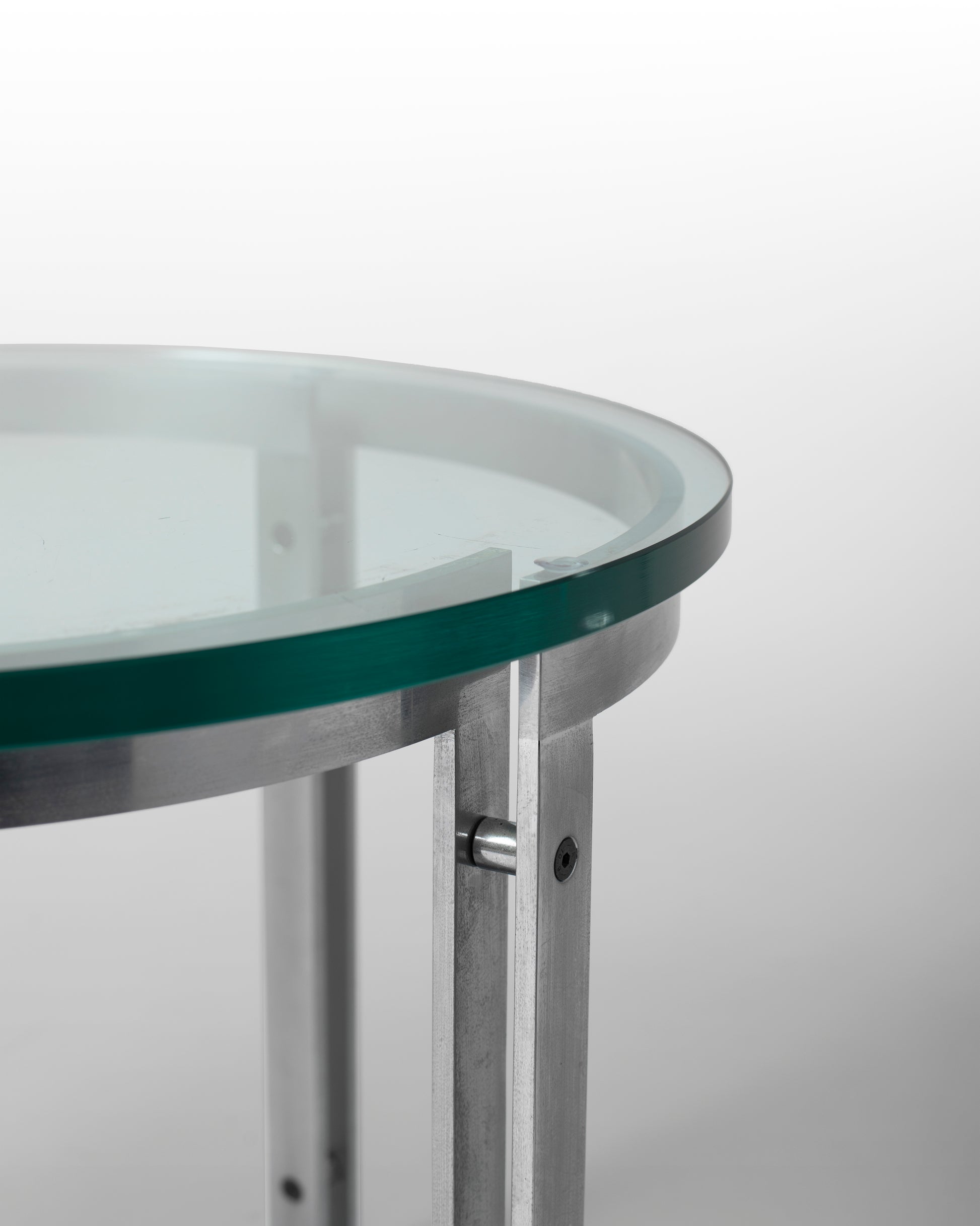 M1 Hank Kwint – Table d'appoint ronde vintage en verre et métal, éditée par Metaform. Design iconique des années 1980
