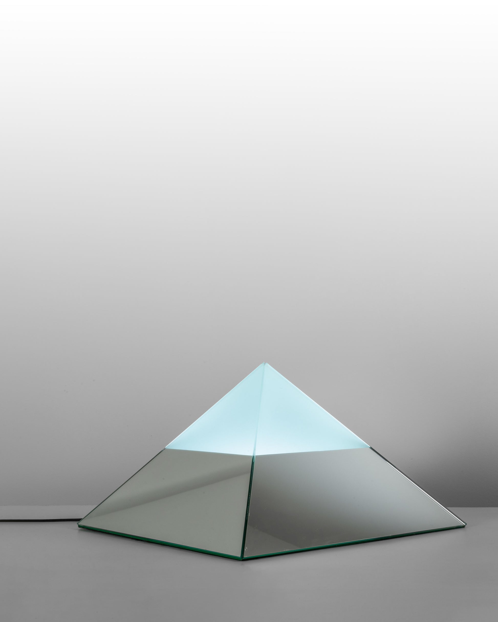 Lampe Pyramide Vintage – En verre et miroir, pièce unique italienne des années 1970.